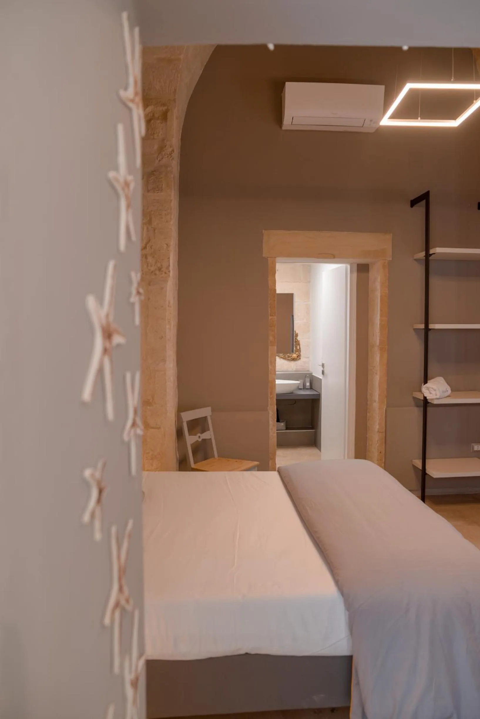 Photo of the whole room, Bed in Litium 3