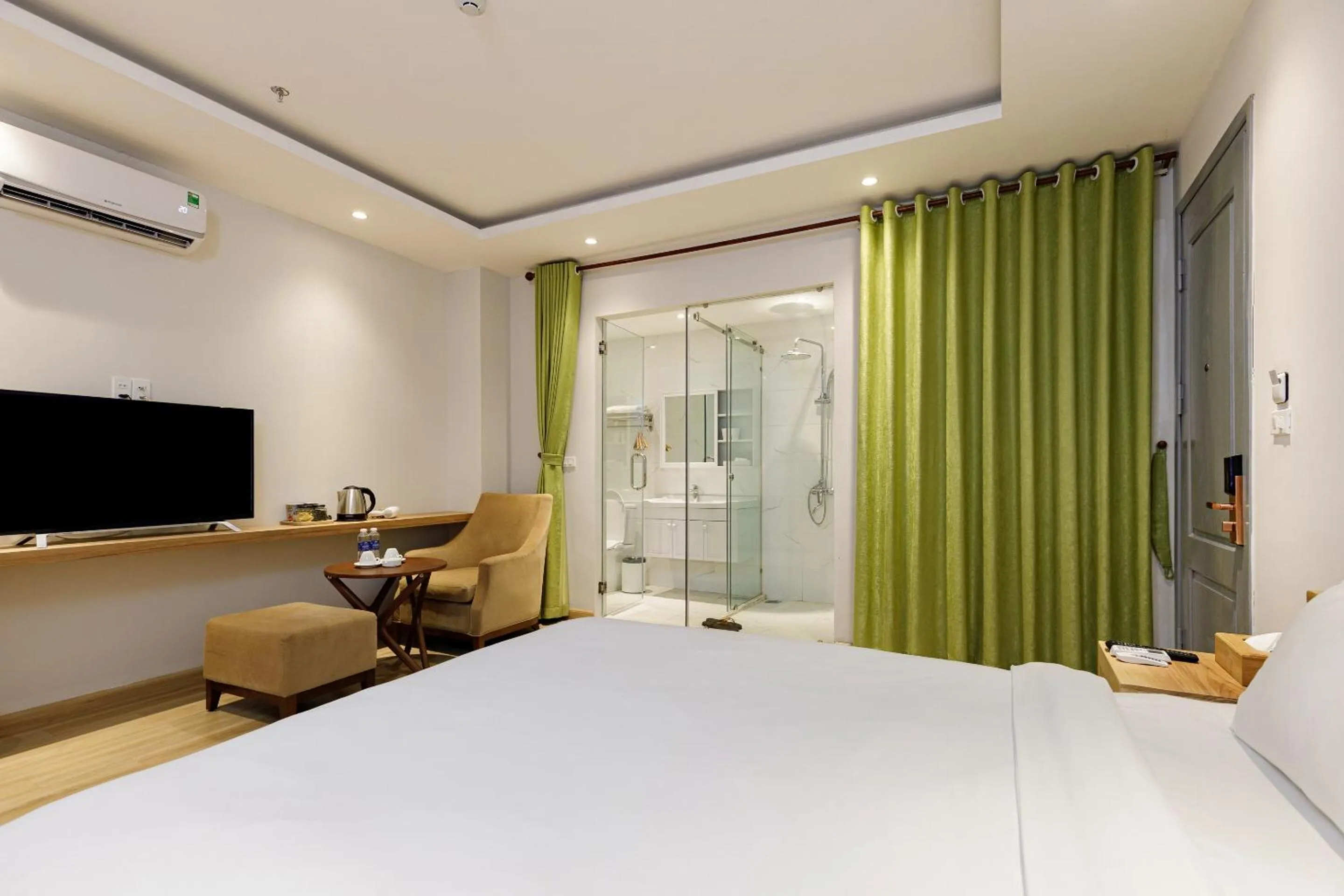 Bedroom, Bed in Super OYO Capital O 1169 Le Grand Hanoi Hotel - The Charm