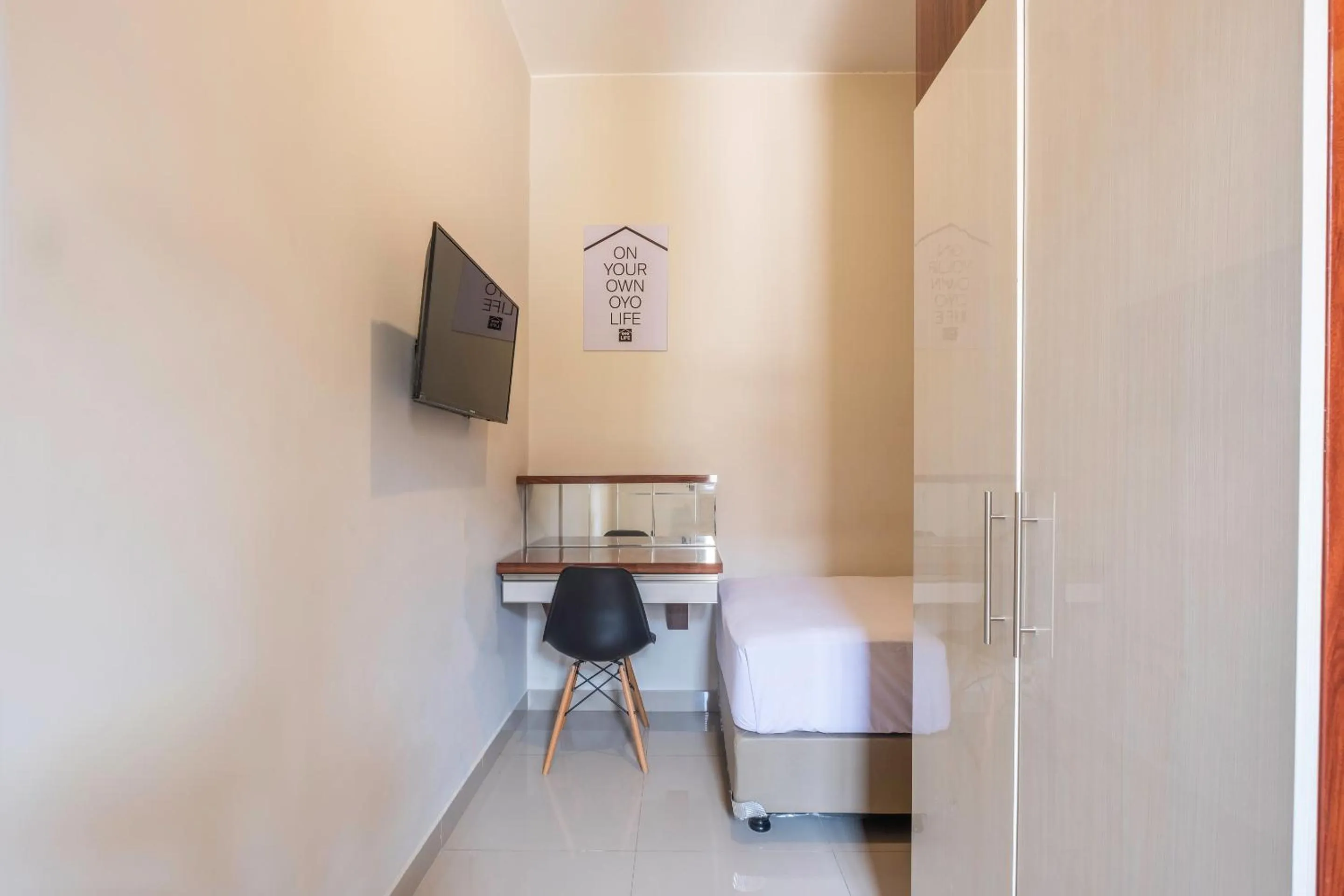 TV and multimedia, Bed in Koolkost near Stikes Cirebon