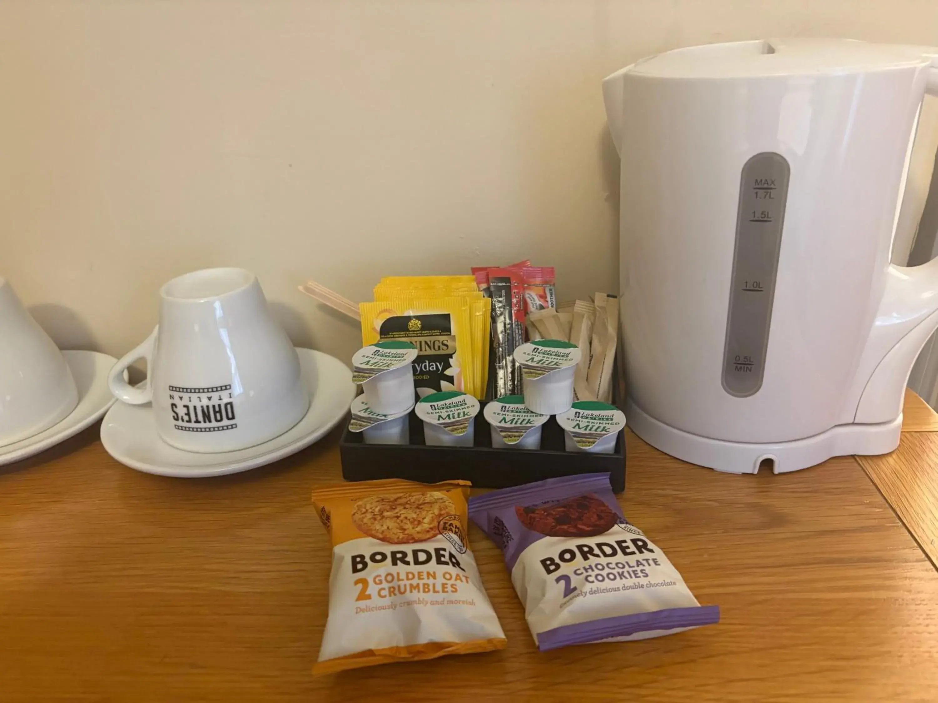 Deluxe Double Room with Shower in The White Hart Rooms Deluxe Double Room with Shower in The White Hart Rooms