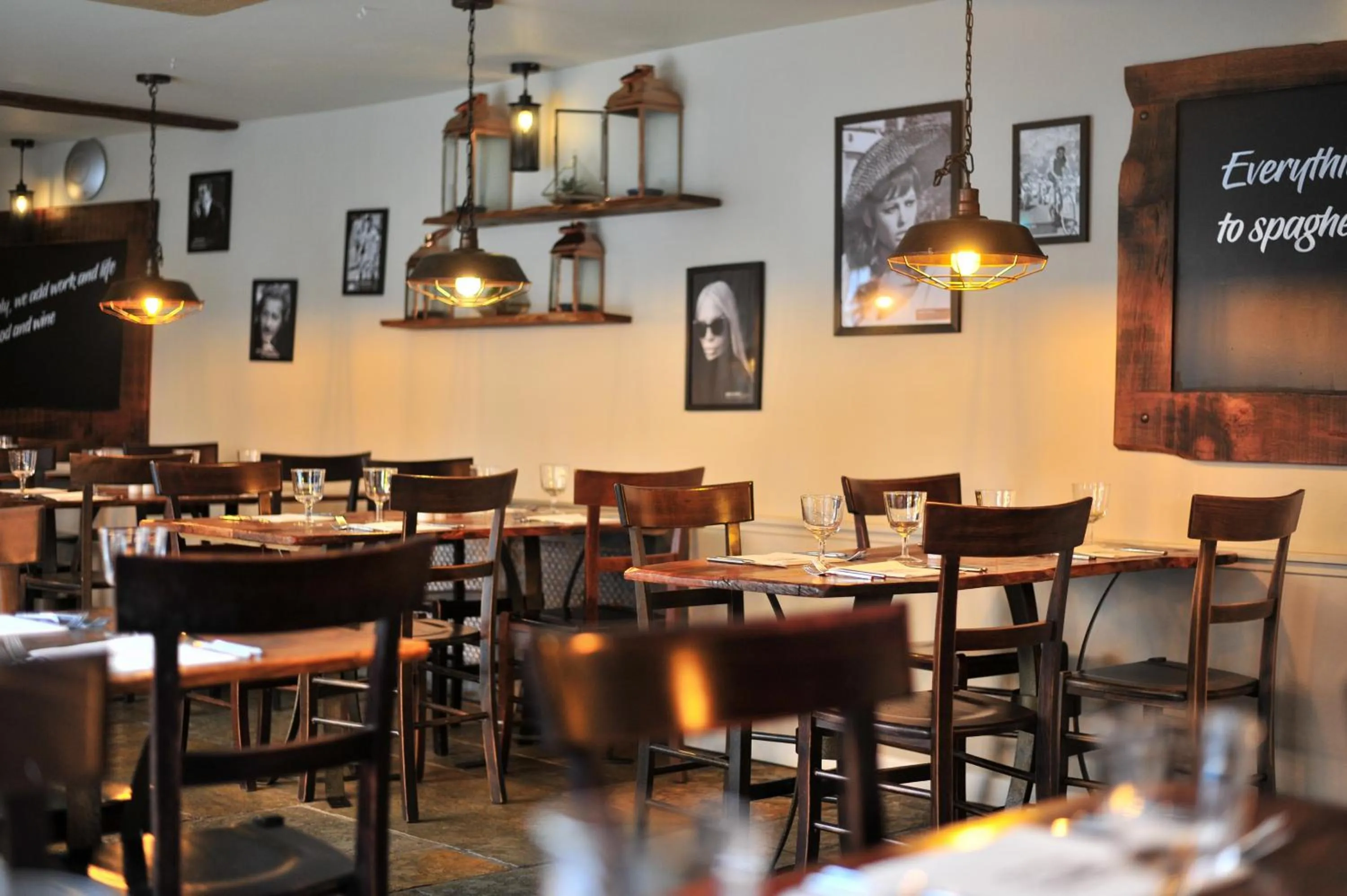 Restaurant/places to eat in The White Hart Rooms