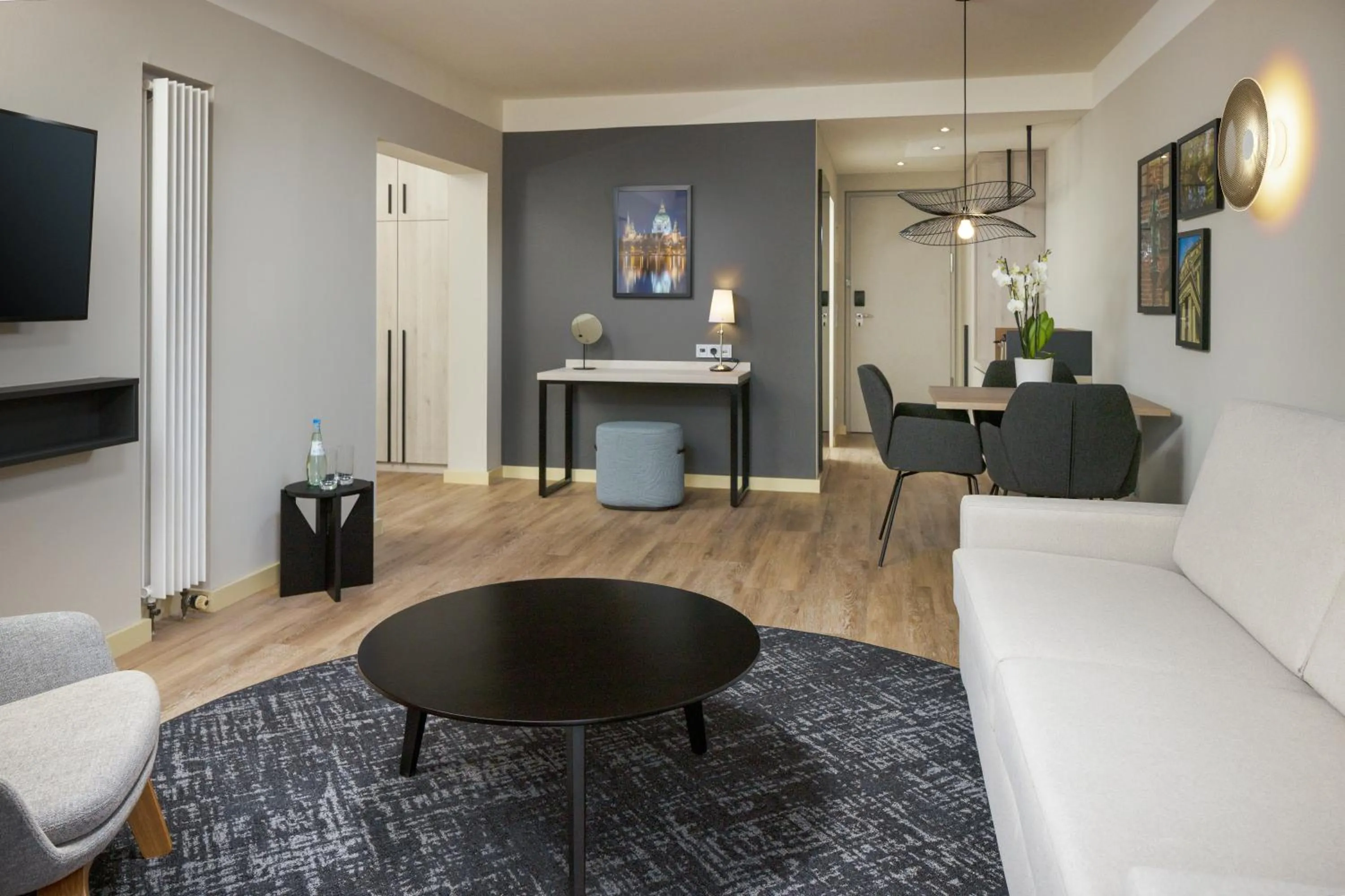 Photo of the whole room in DoubleTree by Hilton Hannover Schweizerhof