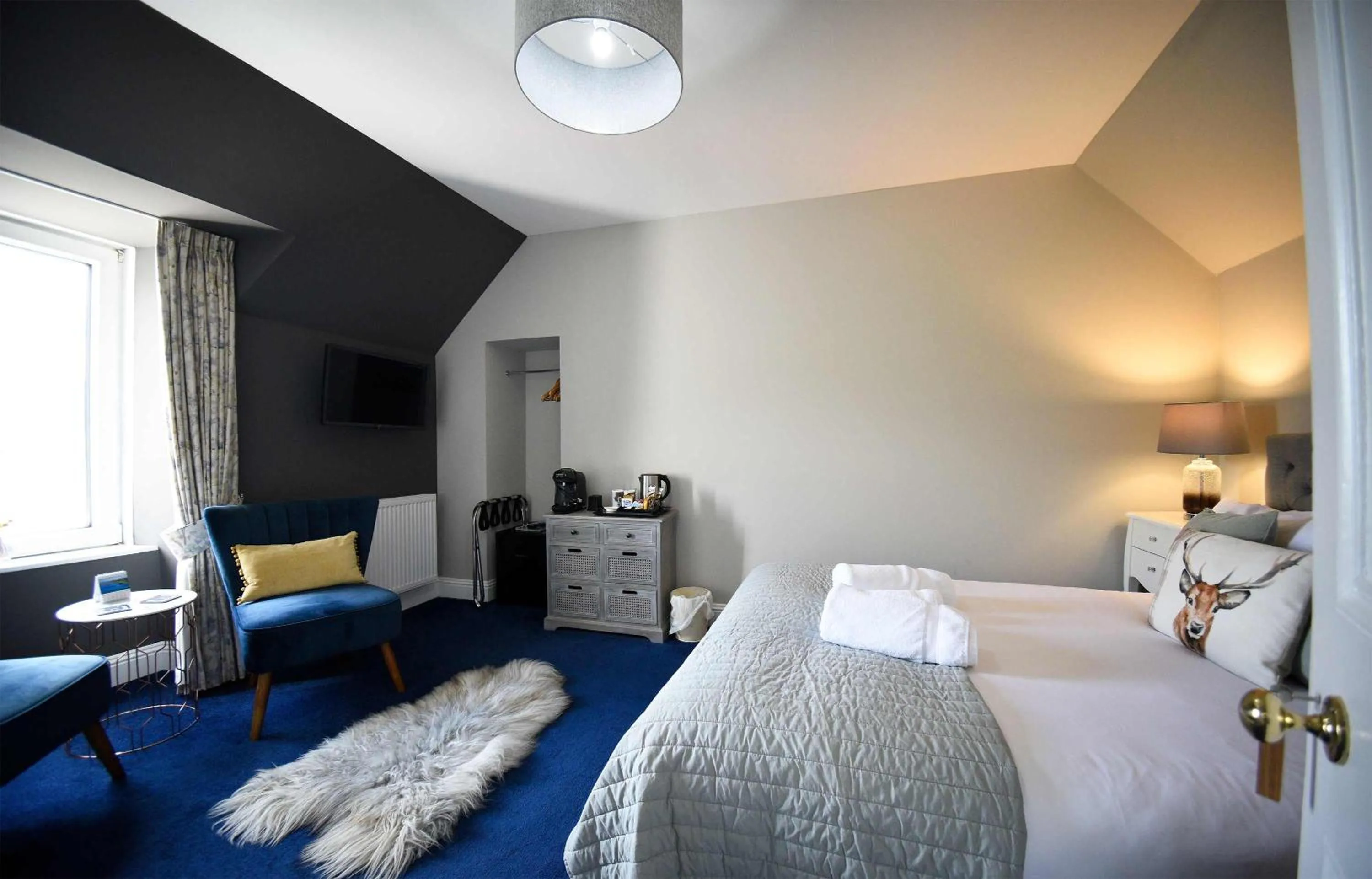 Photo of the whole room, Bed in Rockview