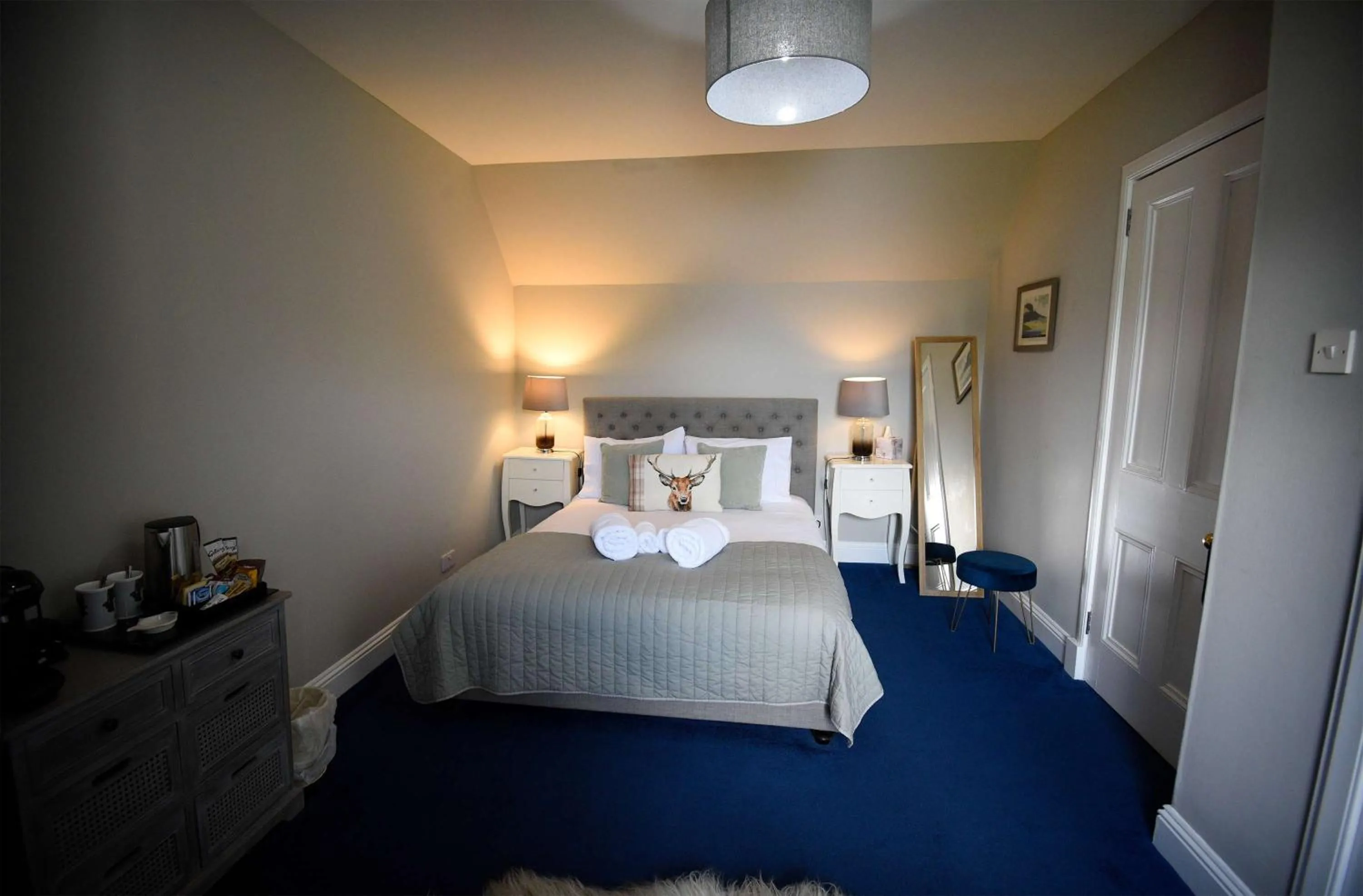 Photo of the whole room, Bed in Rockview