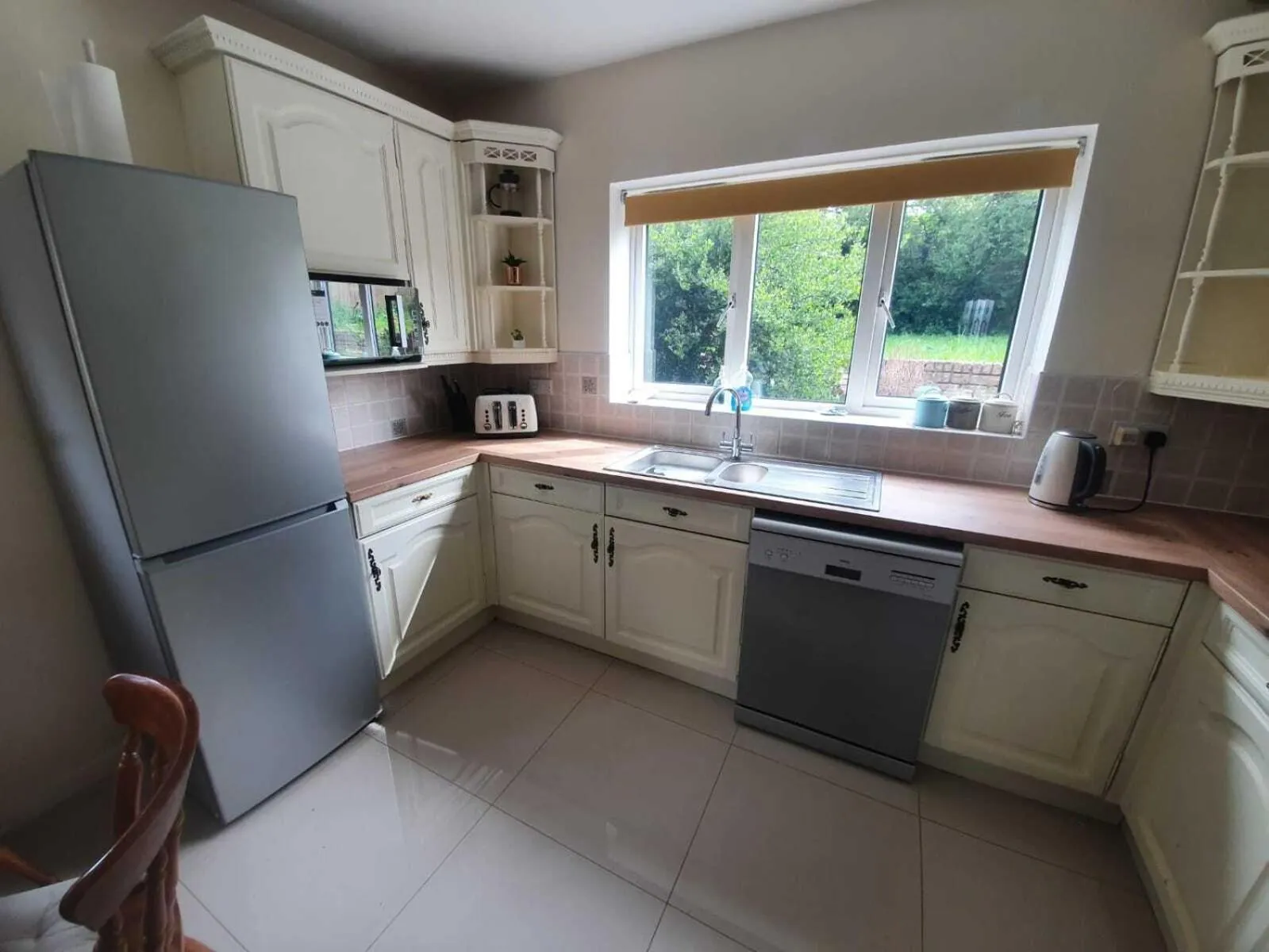 Kitchen or kitchenette in Drayton Manor House FREE parking