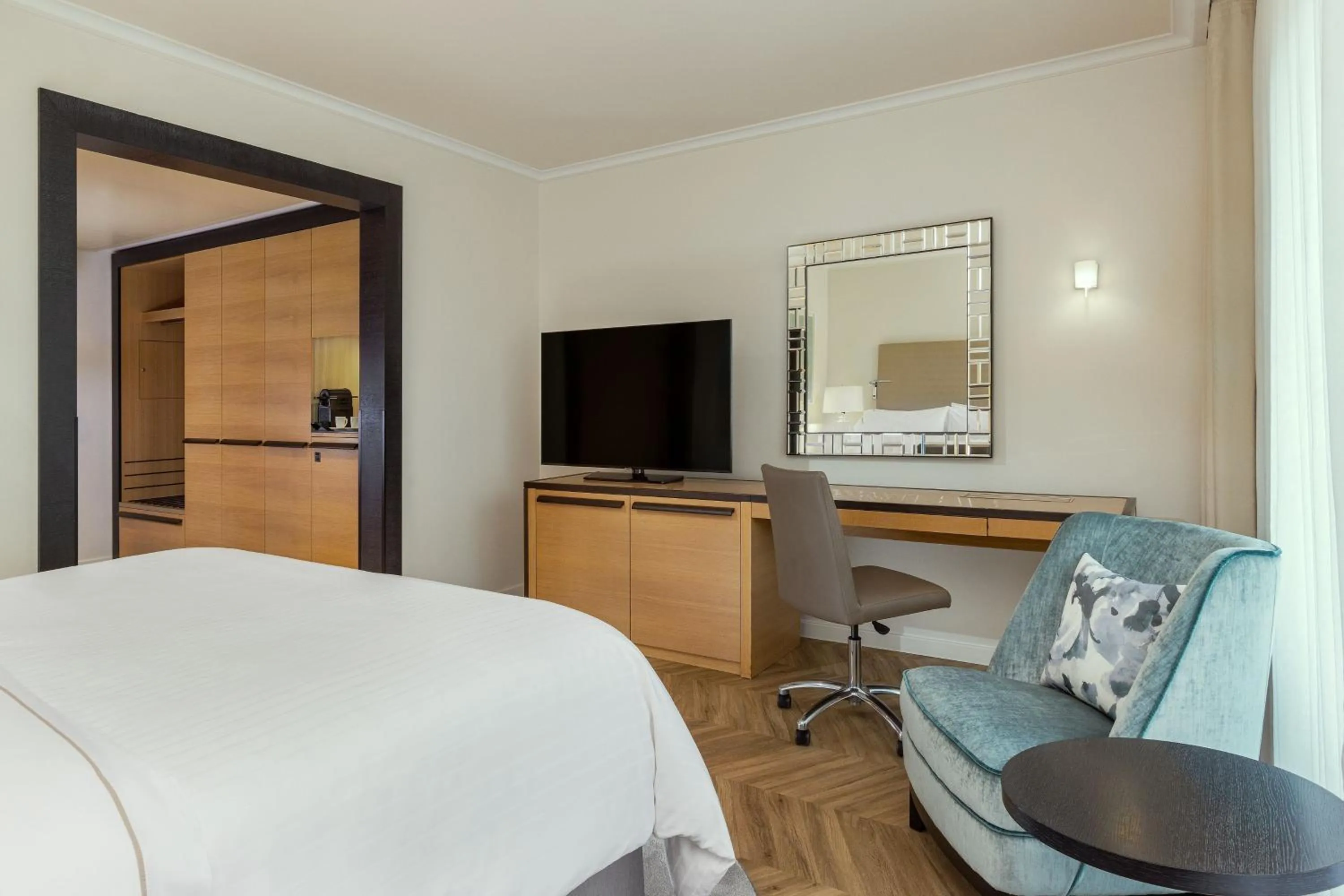 Photo of the whole room, Bed in The Westin Grand Berlin