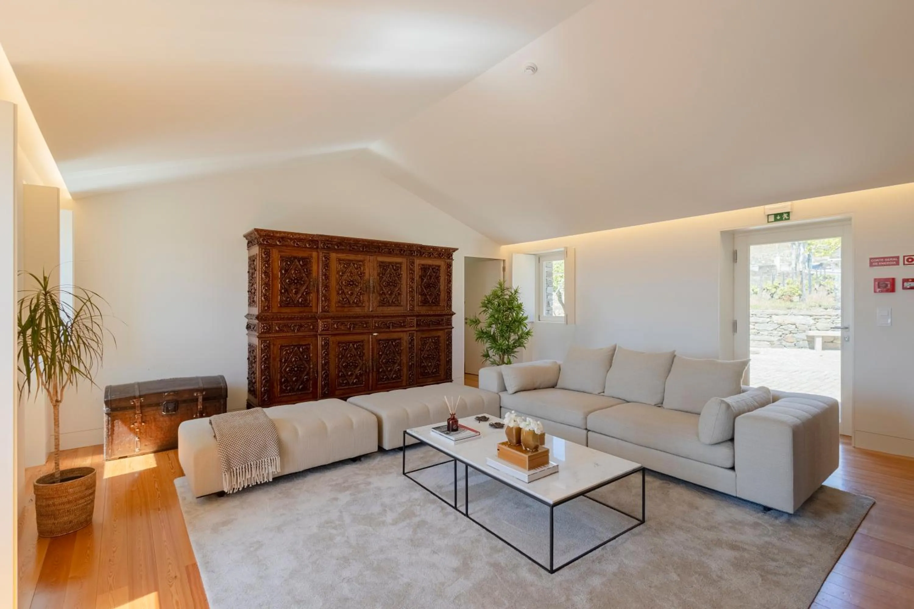 Communal lounge/ TV room in Quinta de Santa Cruz - Douro Land