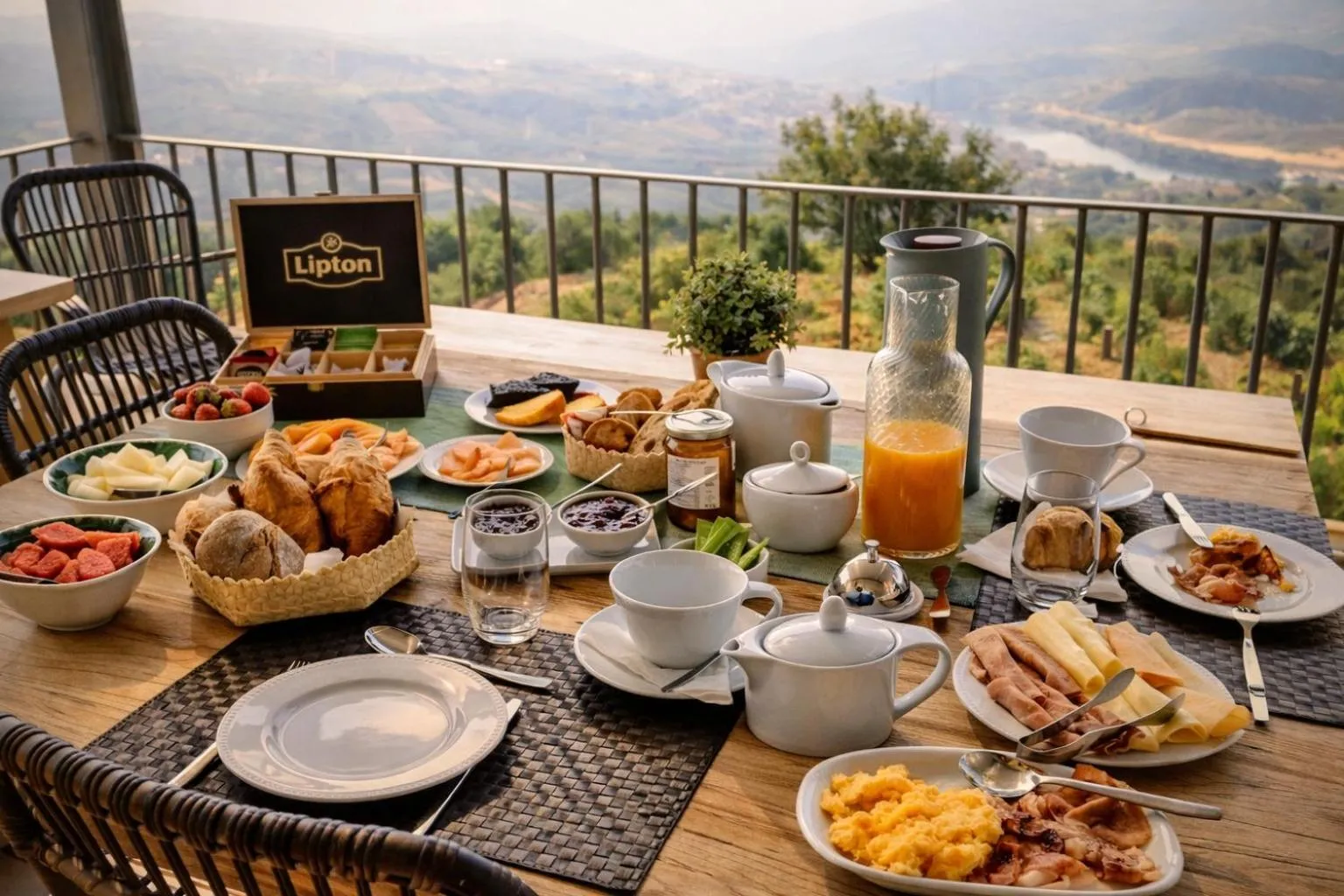 Breakfast in Quinta de Santa Cruz - Douro Land