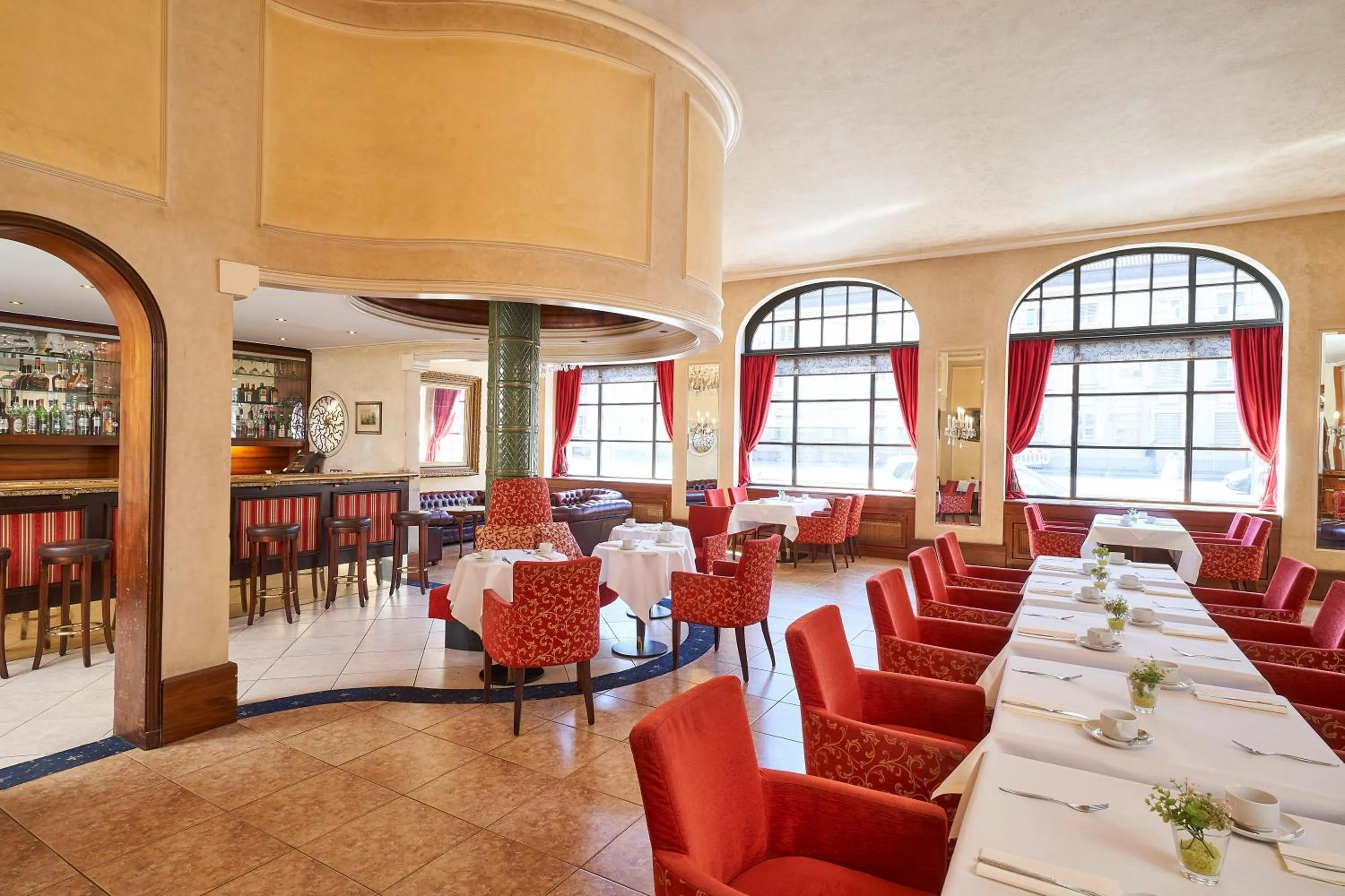 Restaurant/places to eat in Hotel Monopol - Central Station