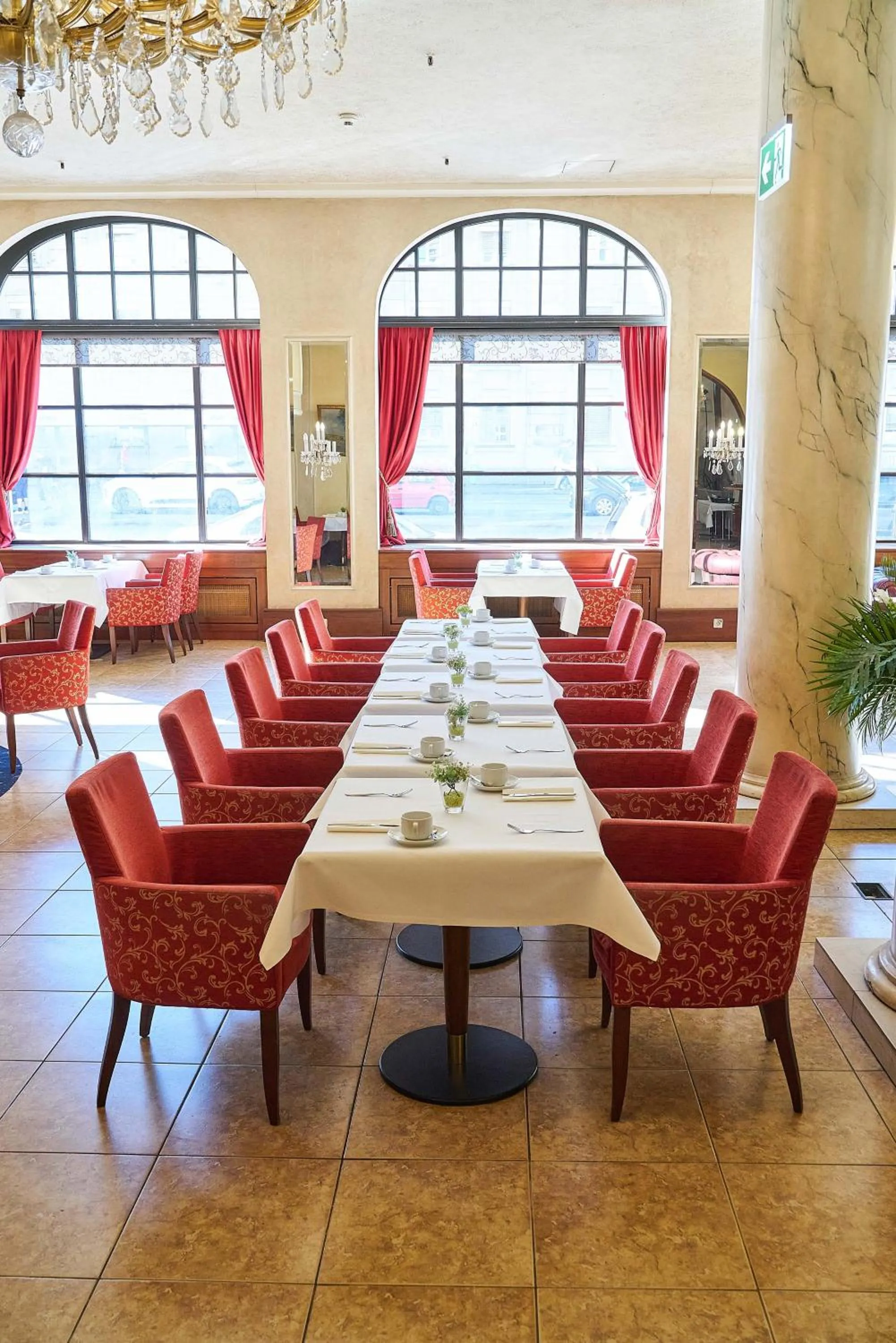 Restaurant/places to eat in Hotel Monopol - Central Station