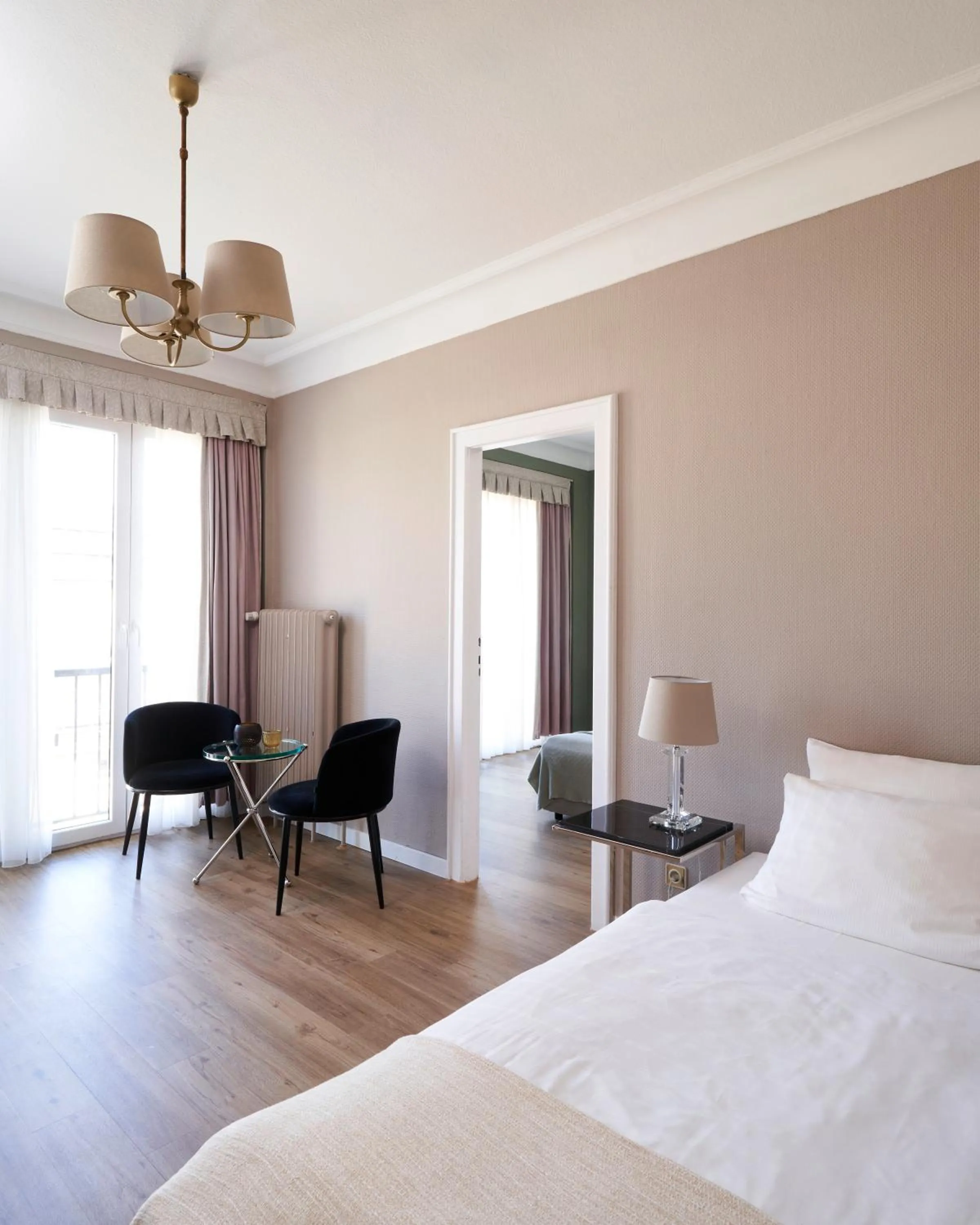 Seating area, Bed in Hotel Monopol - Central Station