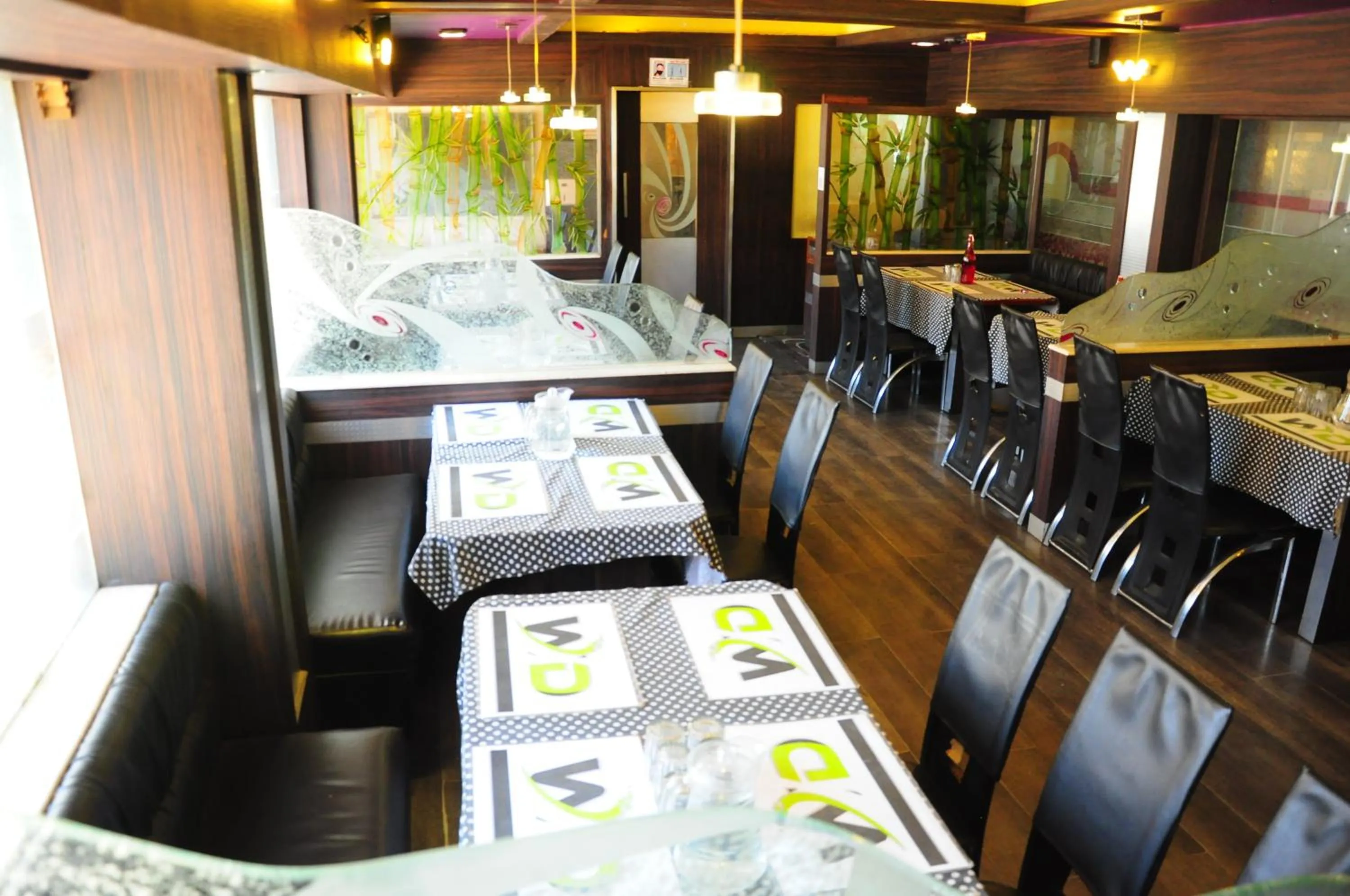 Restaurant/places to eat in HOTEL VENUS