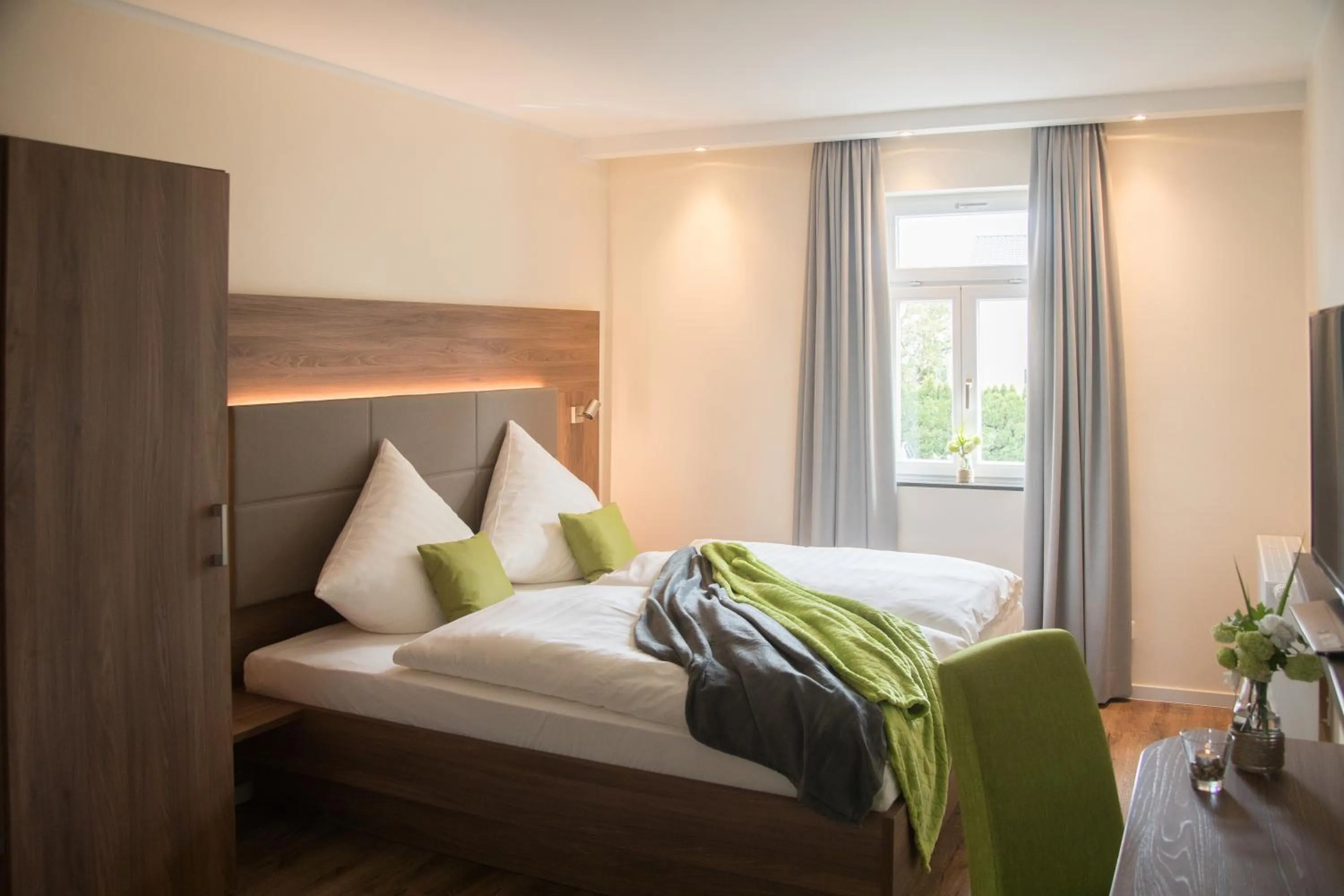 Bed in Landgasthof-Hotel Zur Linde