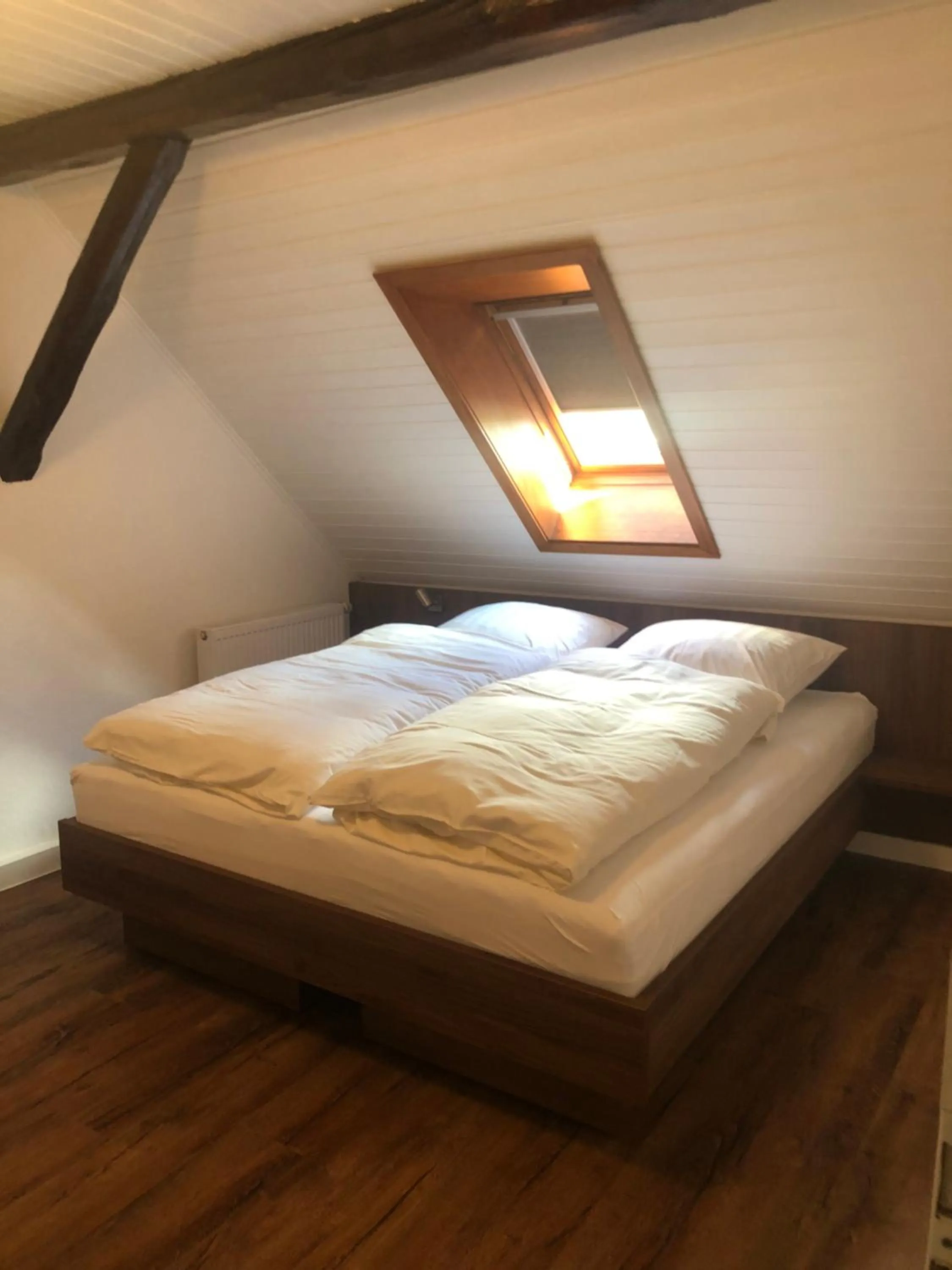 Bed in Landgasthof-Hotel Zur Linde