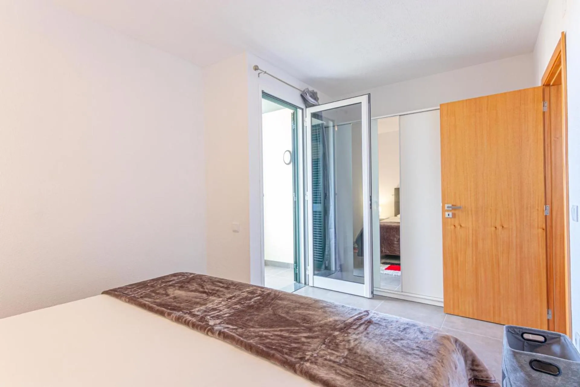 Photo of the whole room, Bed in Flowers Island house 2