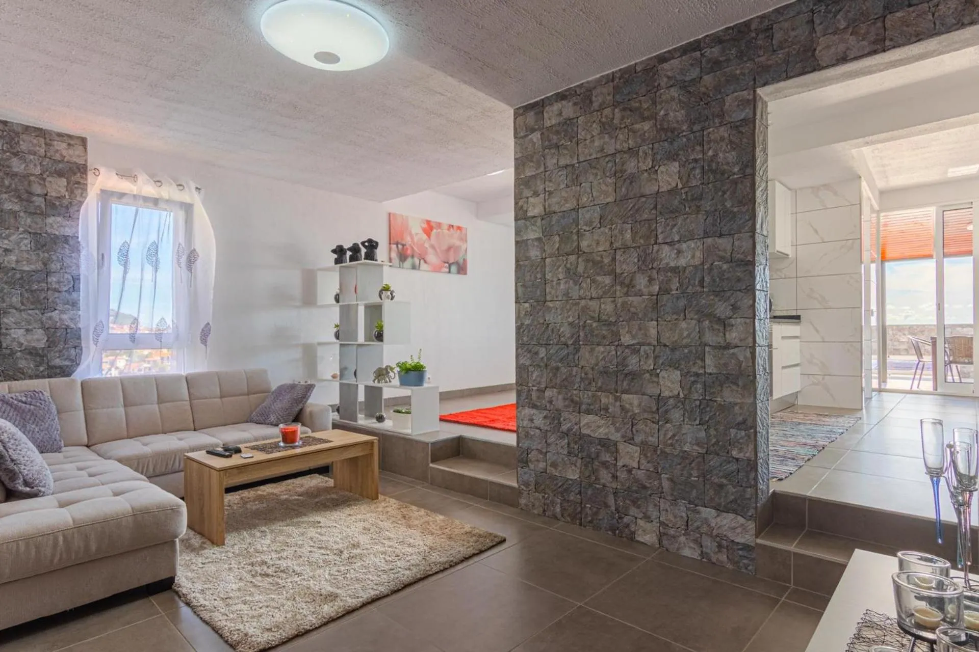 Photo of the whole room in Flowers Island house 2
