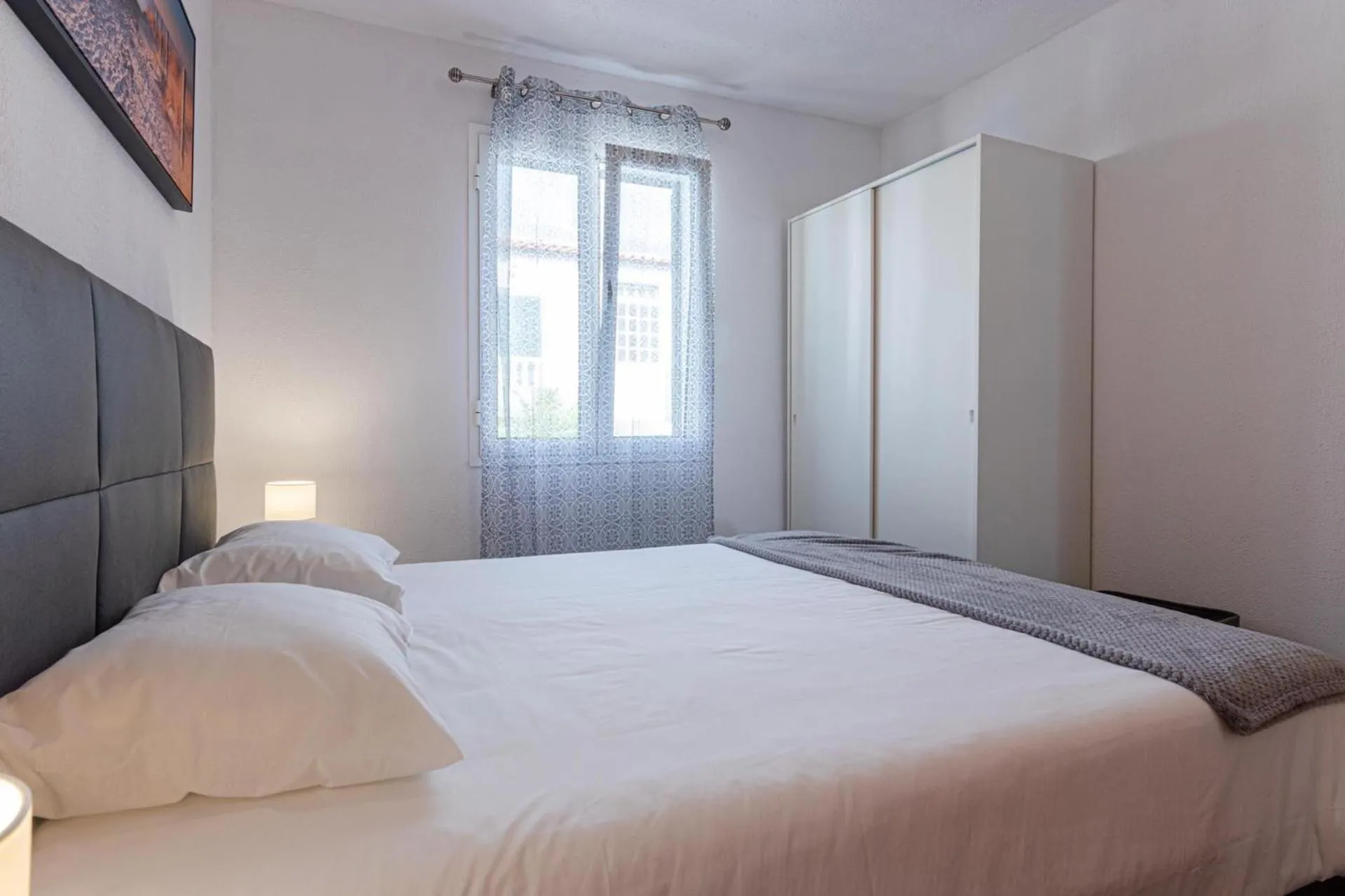Photo of the whole room, Bed in Flowers Island house 2