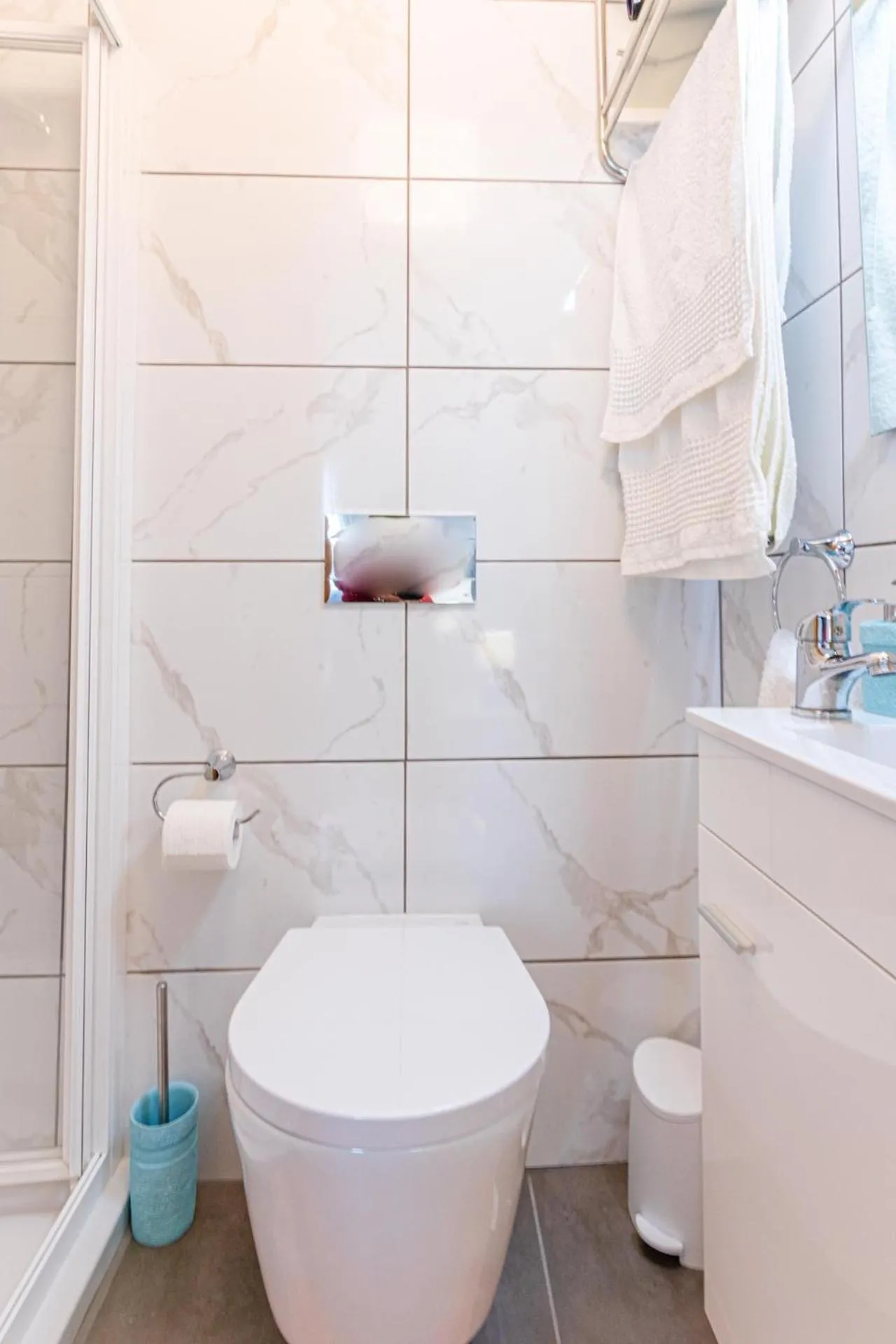 Bathroom in Flowers Island house 2