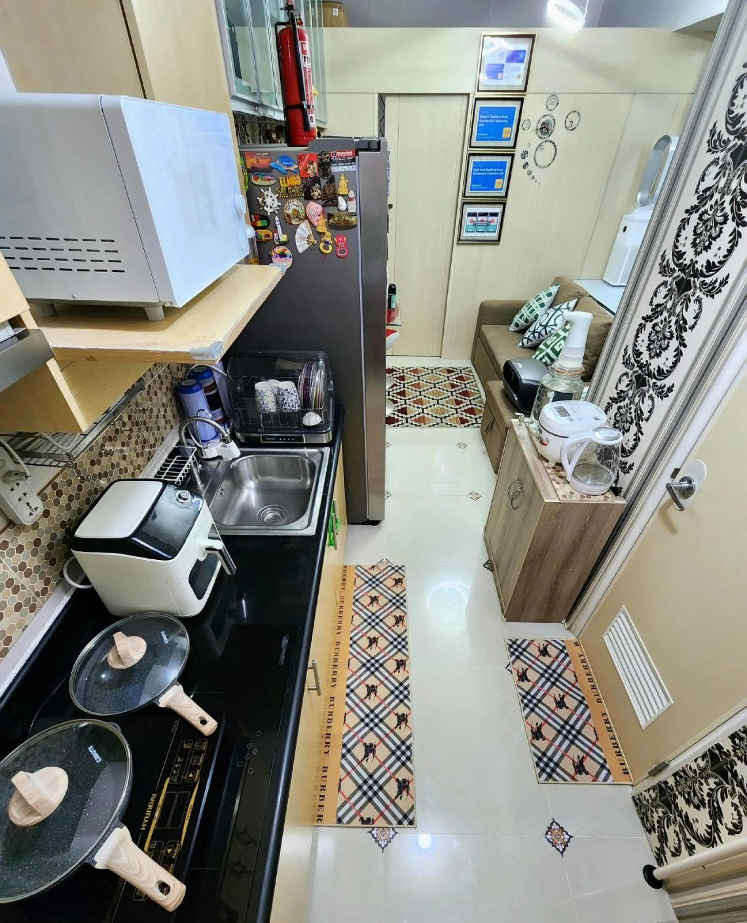 Kitchen or kitchenette in High-Tech Studio at Grass Residences -2 persons only, Quezon City