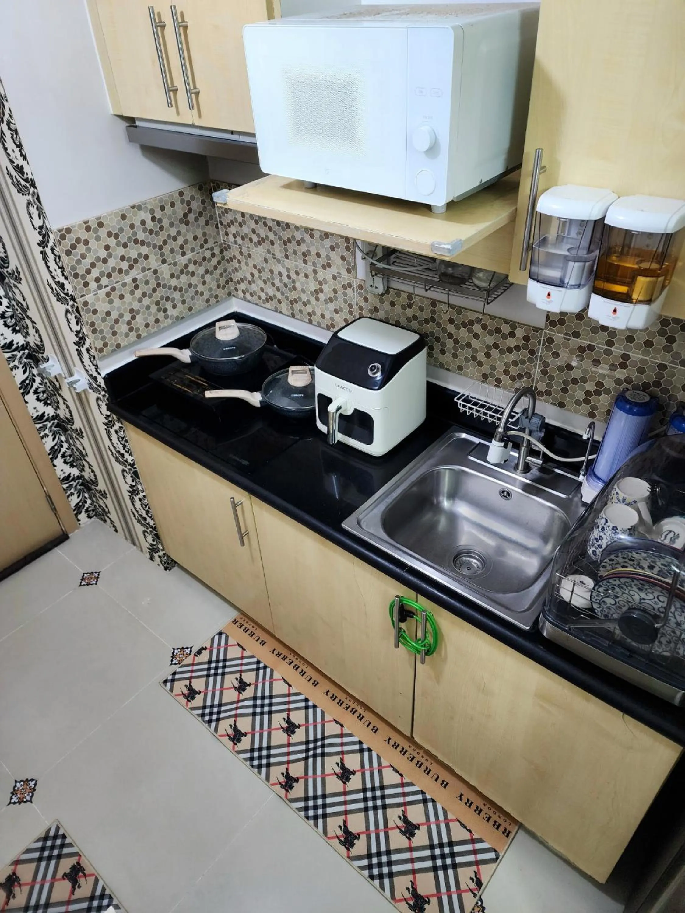 Kitchen or kitchenette in High-Tech Studio at Grass Residences -2 persons only, Quezon City