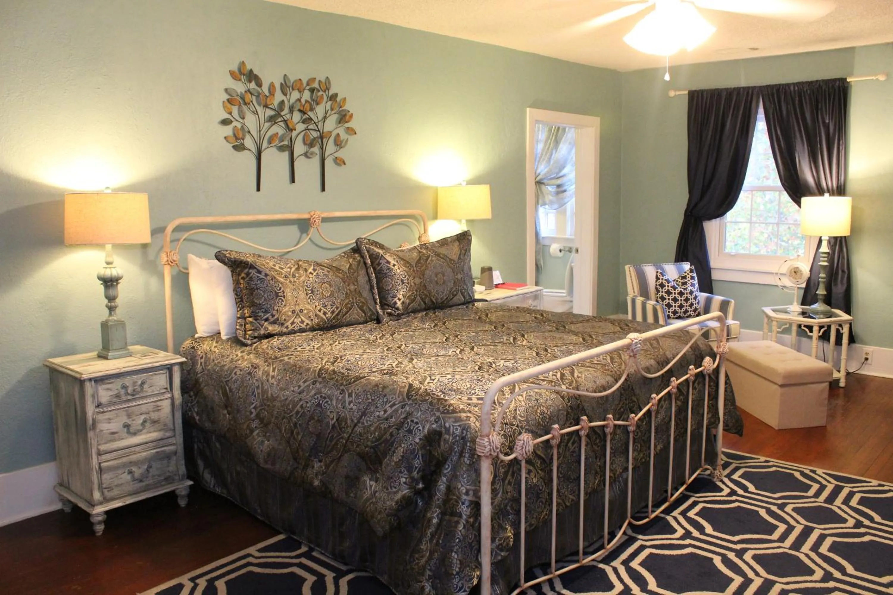 Bedroom, Bed in Hilltop Manor B&B