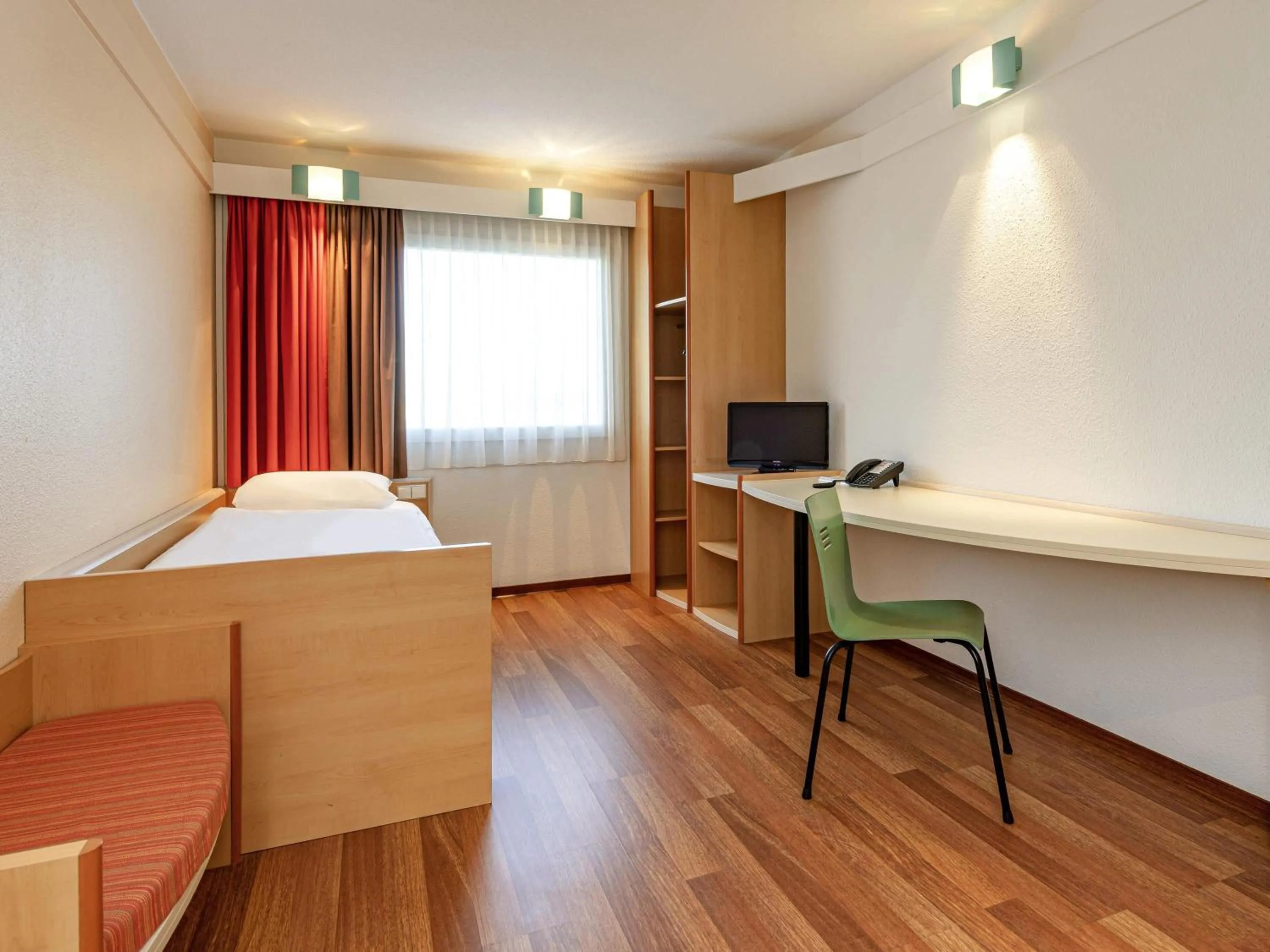 Bedroom, Bed in ibis Berlin City Potsdamer Platz