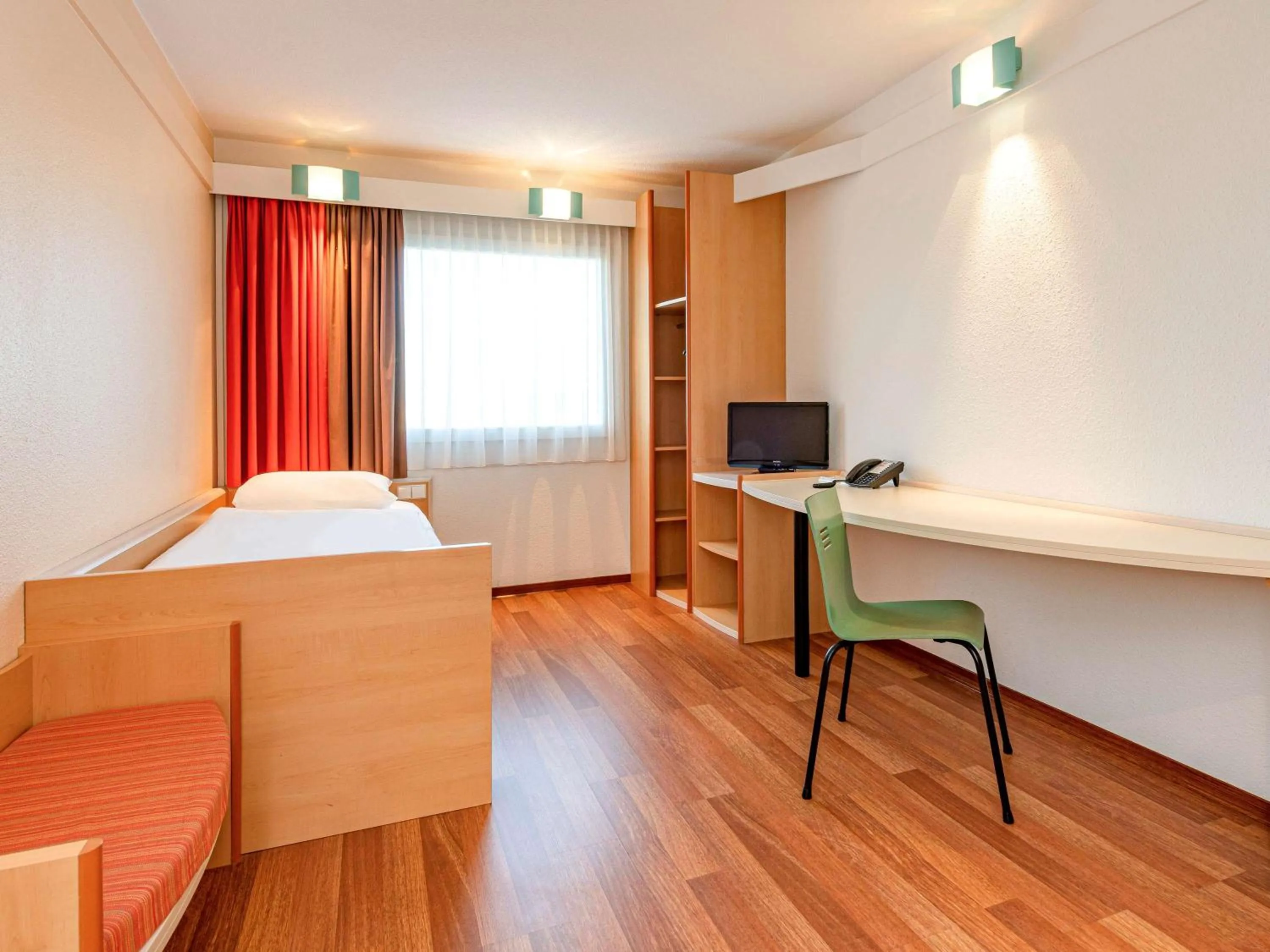 Photo of the whole room, Bed in ibis Berlin City Potsdamer Platz
