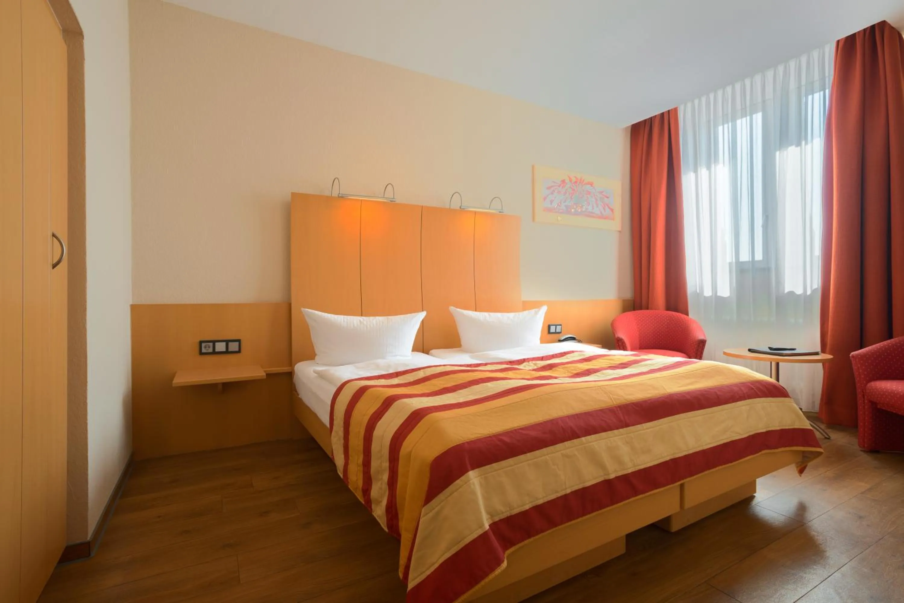Photo of the whole room, Bed in Berghotel Kockelsberg