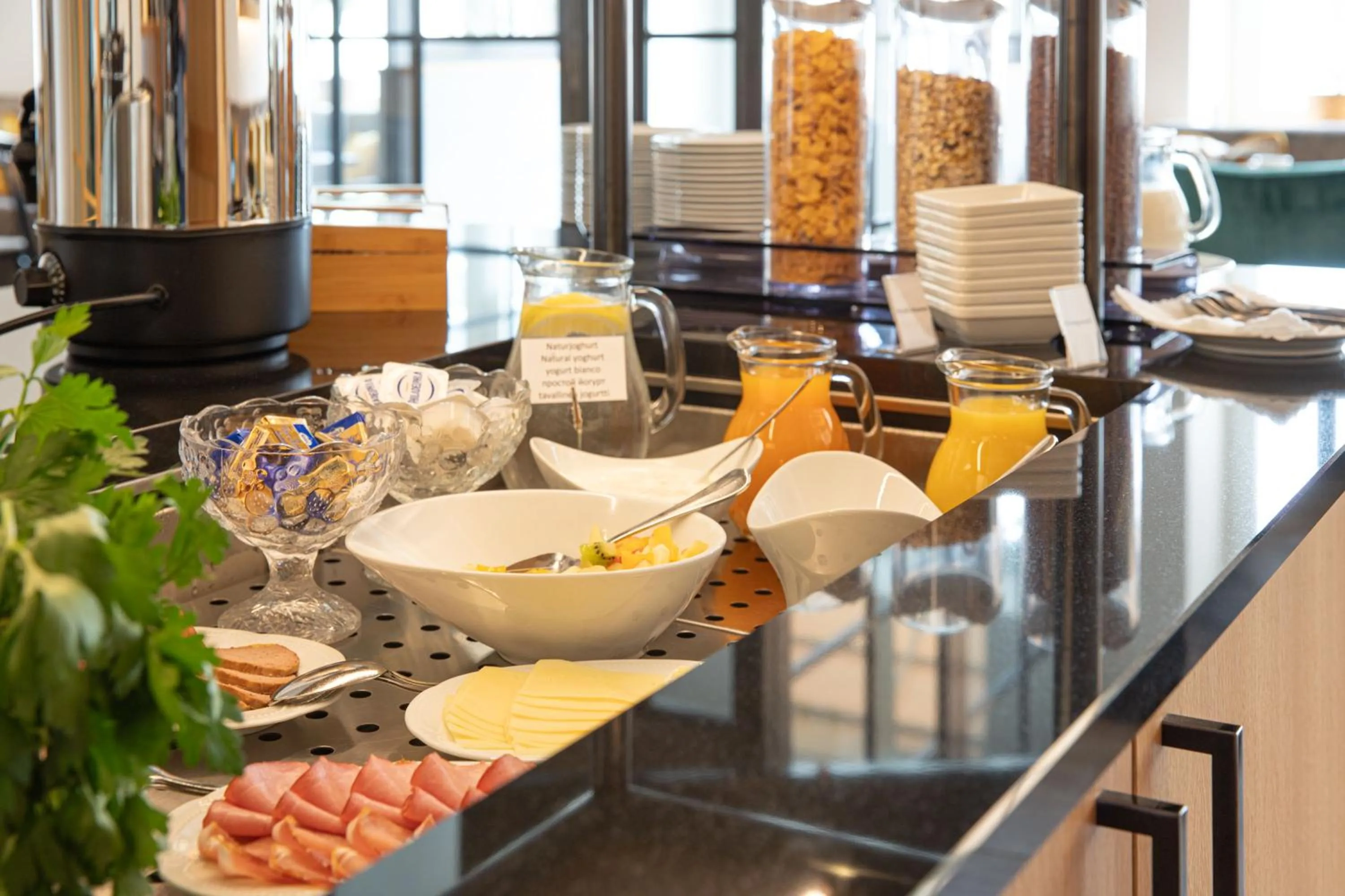 Restaurant/places to eat in Hotel Ross