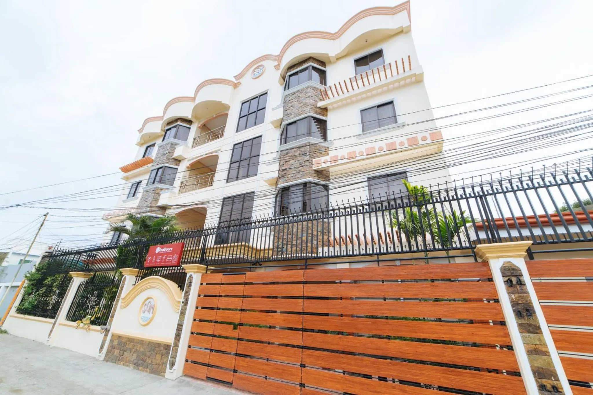 Facade/entrance in RedDoorz @ Q Abeto Street Mandurriao