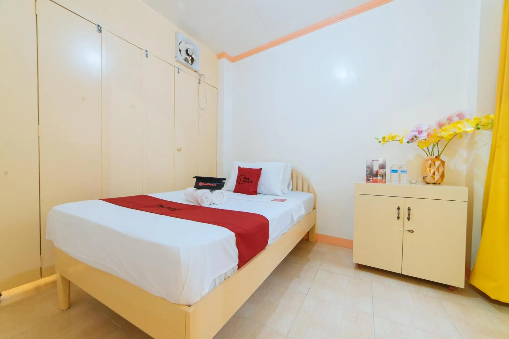 Bedroom, Bed in RedDoorz @ Q Abeto Street Mandurriao