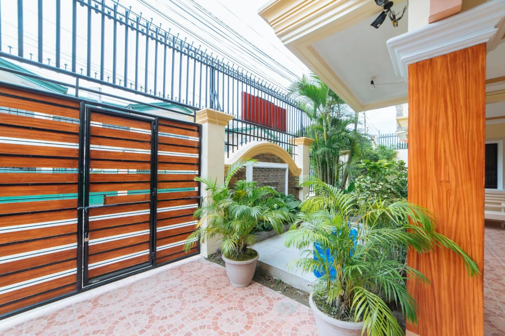 Facade/entrance in RedDoorz @ Q Abeto Street Mandurriao