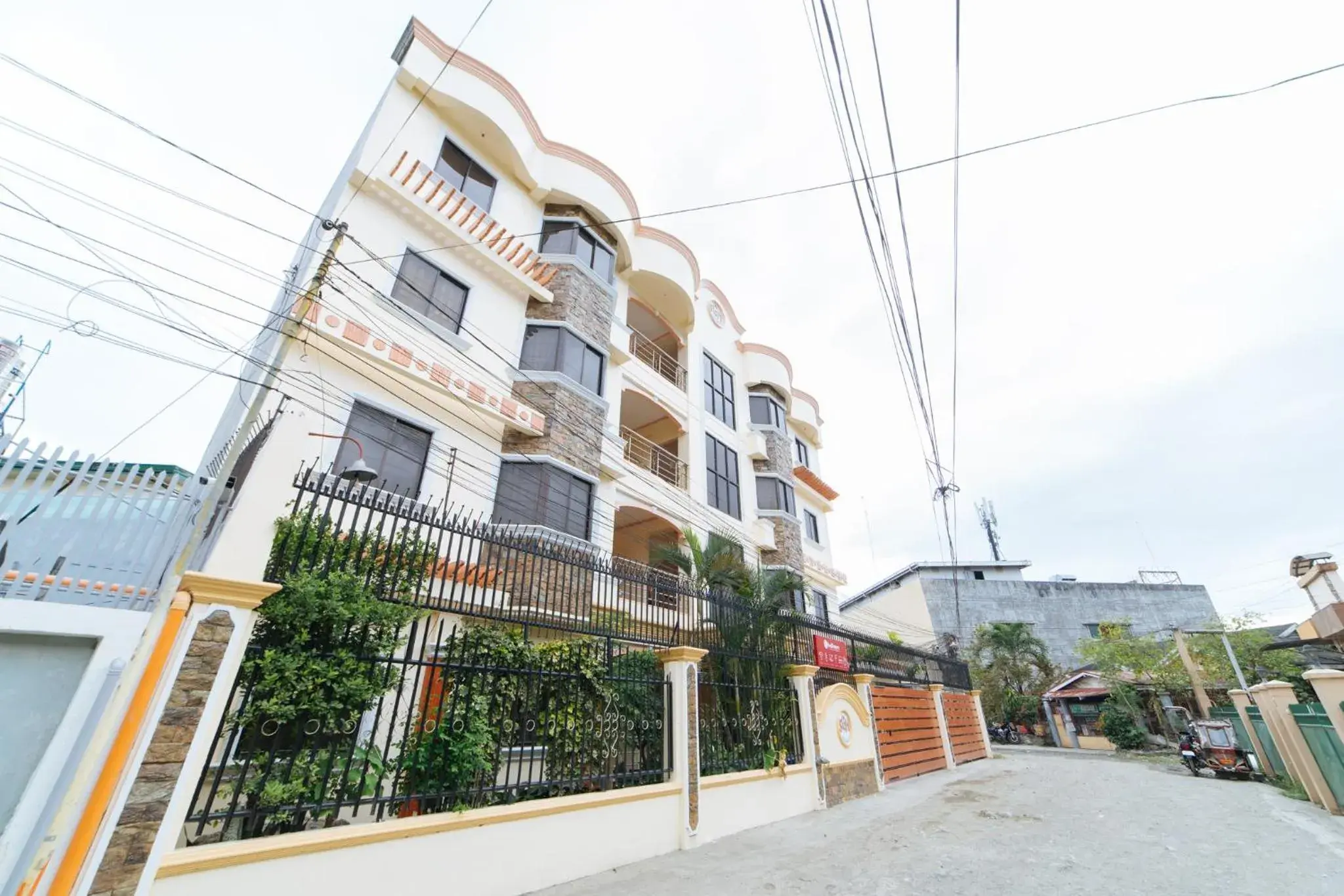 Property building in RedDoorz @ Q Abeto Street Mandurriao Property building in RedDoorz @ Q Abeto Street Mandurriao