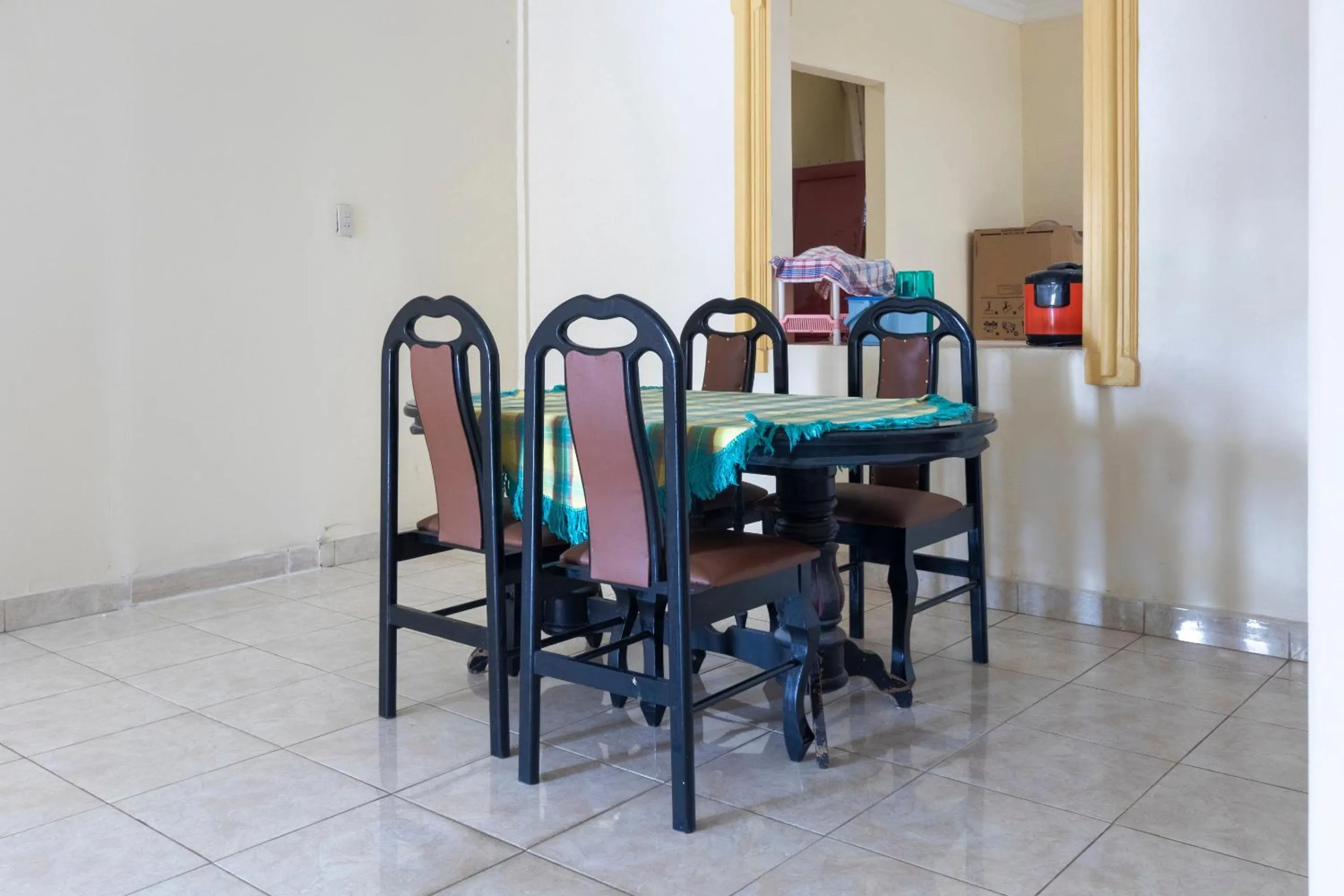 Dining area in RedDoorz at Samuel Homestay Pematangsiantar