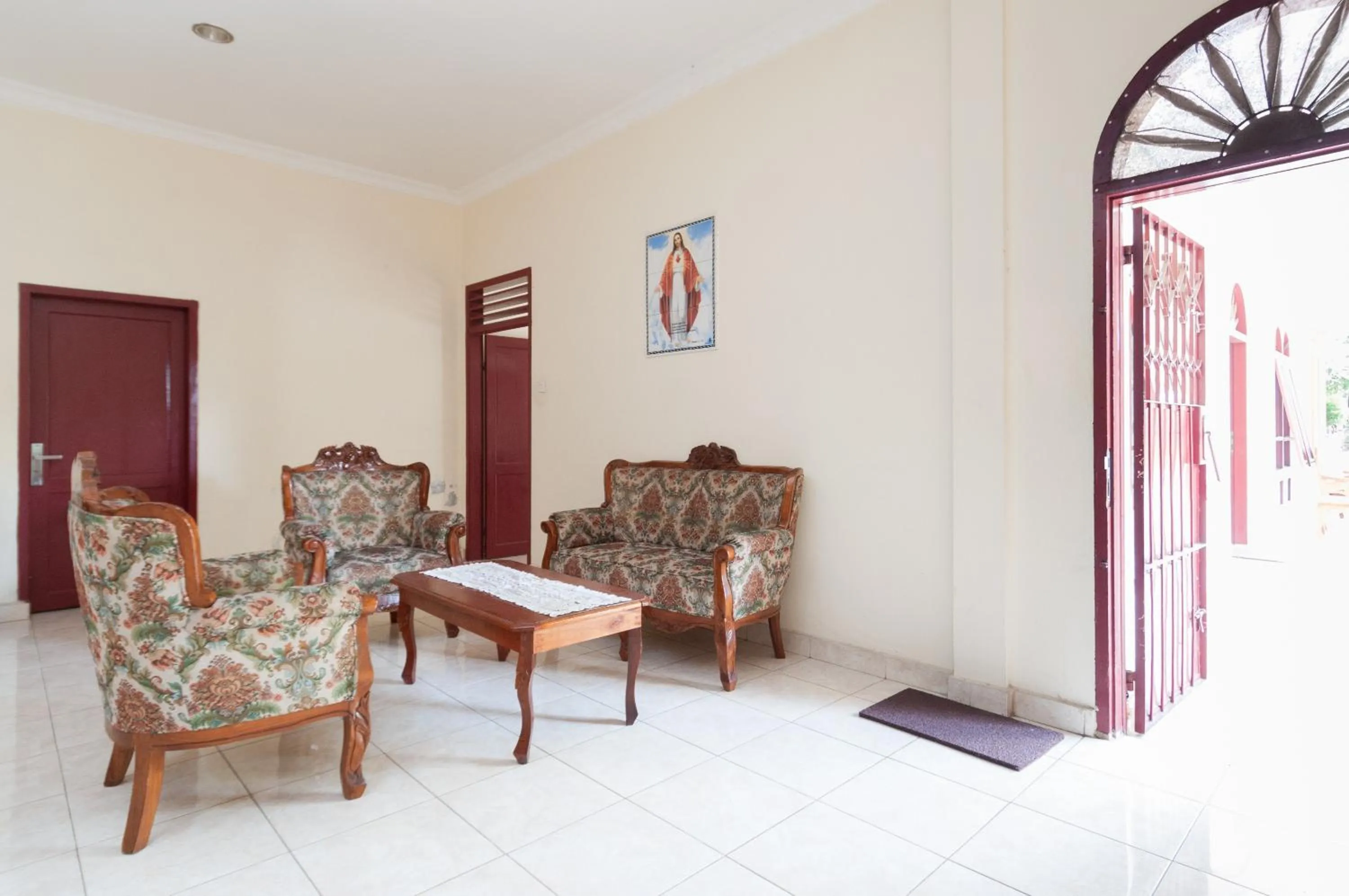 Seating area in RedDoorz at Samuel Homestay Pematangsiantar