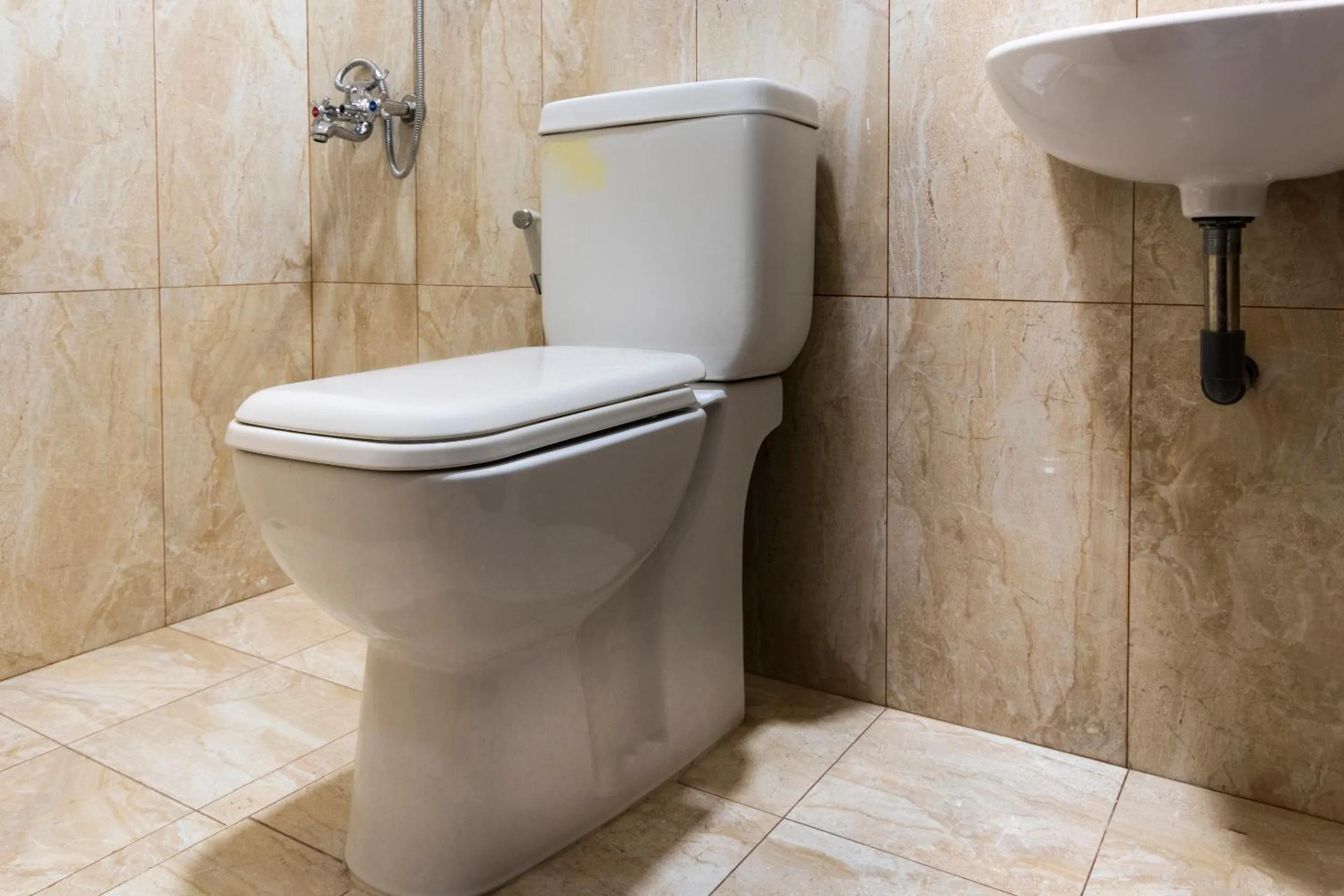 Bathroom in RedDoorz at Samuel Homestay Pematangsiantar