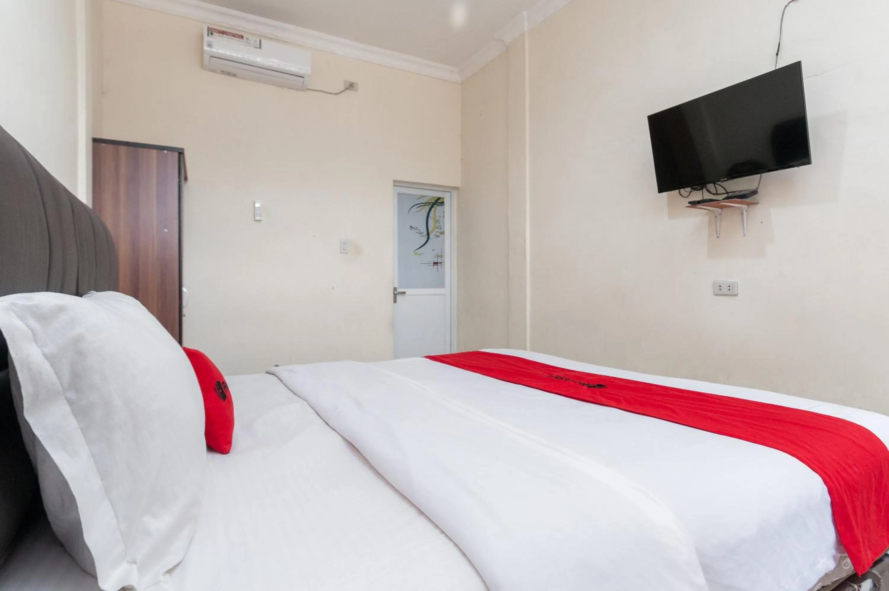 Bedroom, Bed in RedDoorz at Samuel Homestay Pematangsiantar