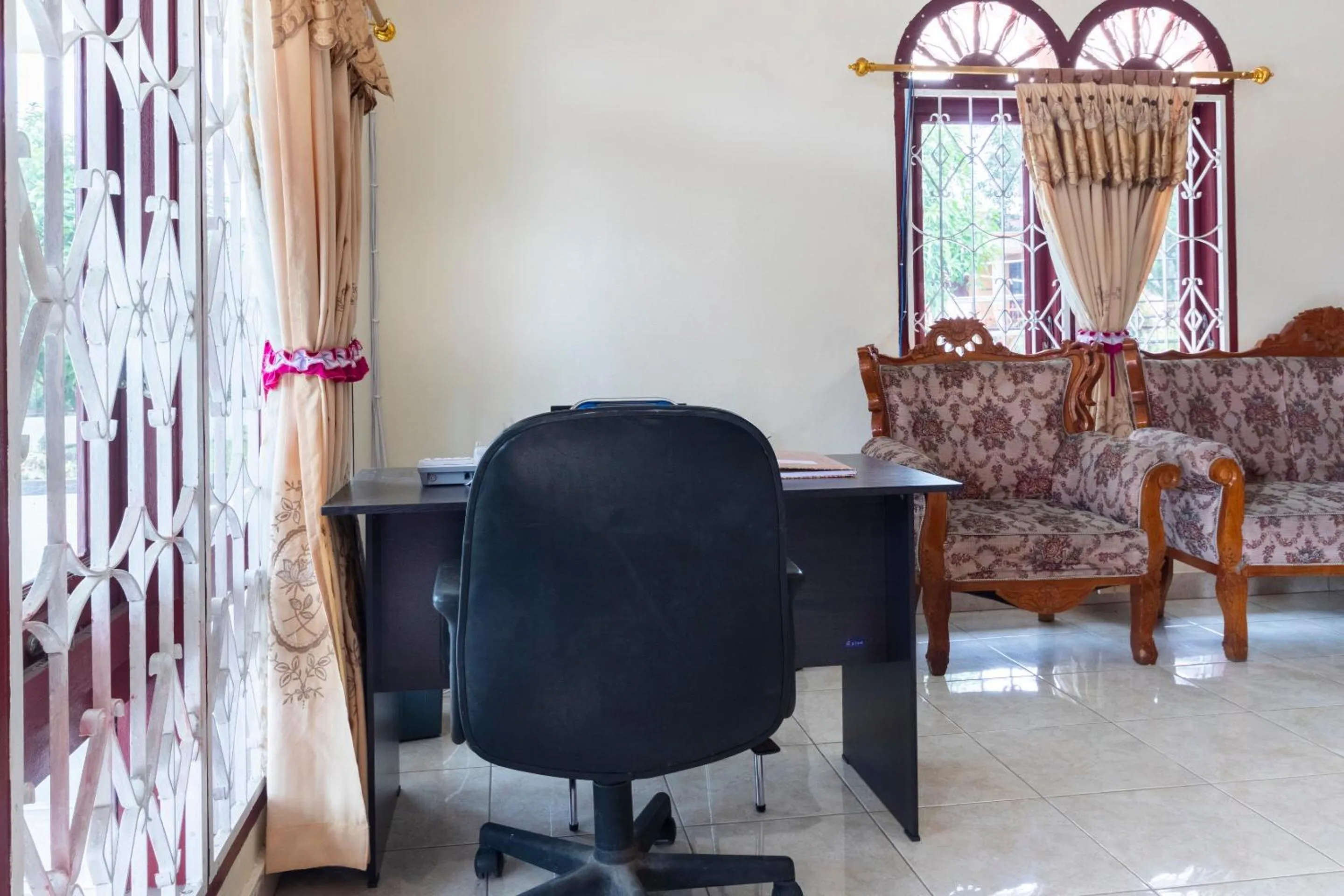 Lobby or reception in RedDoorz at Samuel Homestay Pematangsiantar