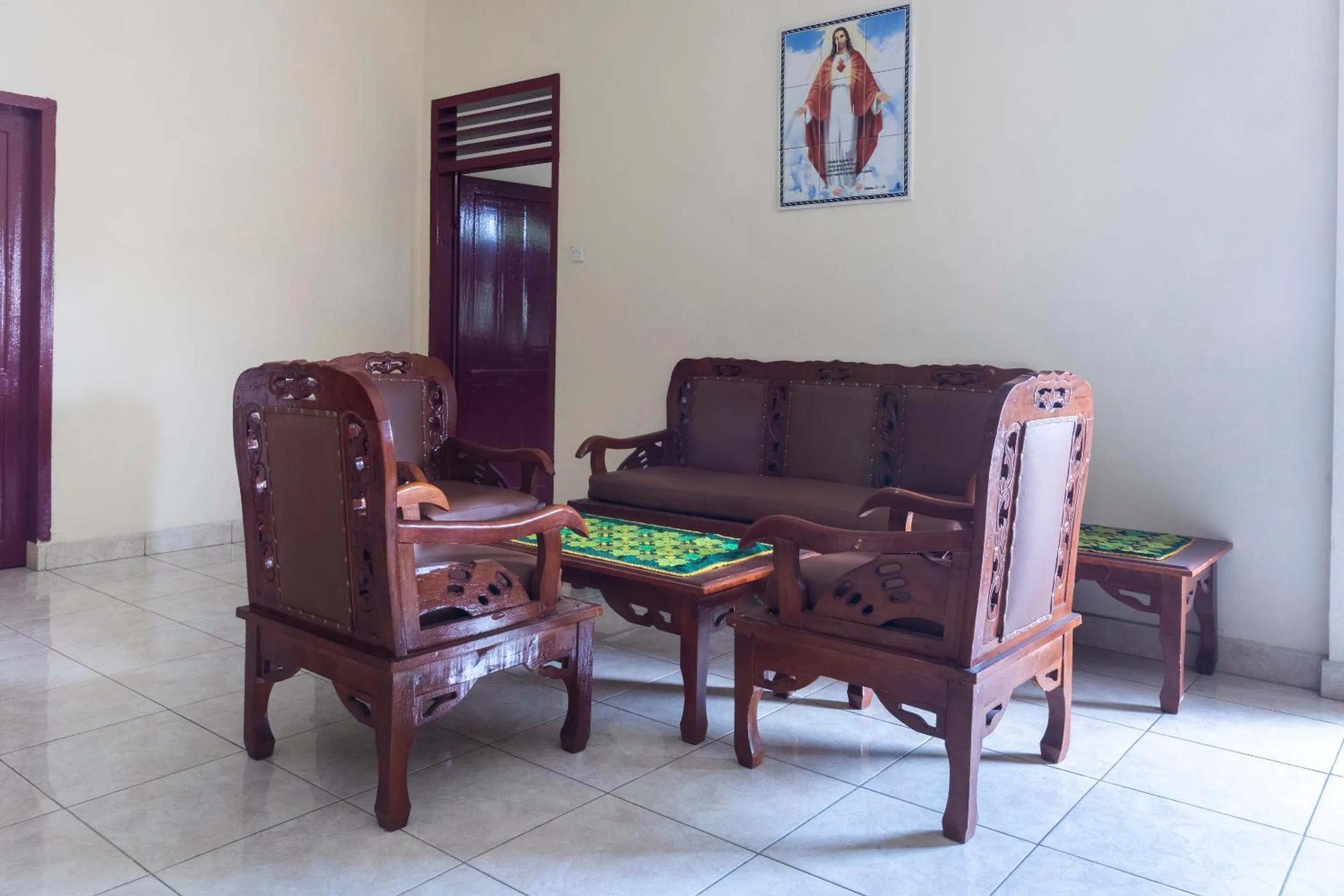 Lobby or reception in RedDoorz at Samuel Homestay Pematangsiantar