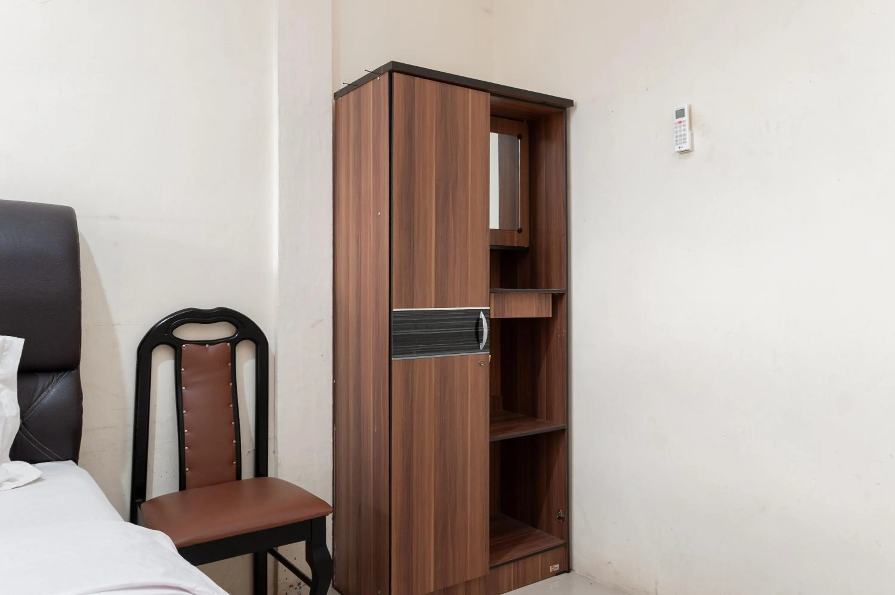 Bedroom, Bed in RedDoorz at Samuel Homestay Pematangsiantar