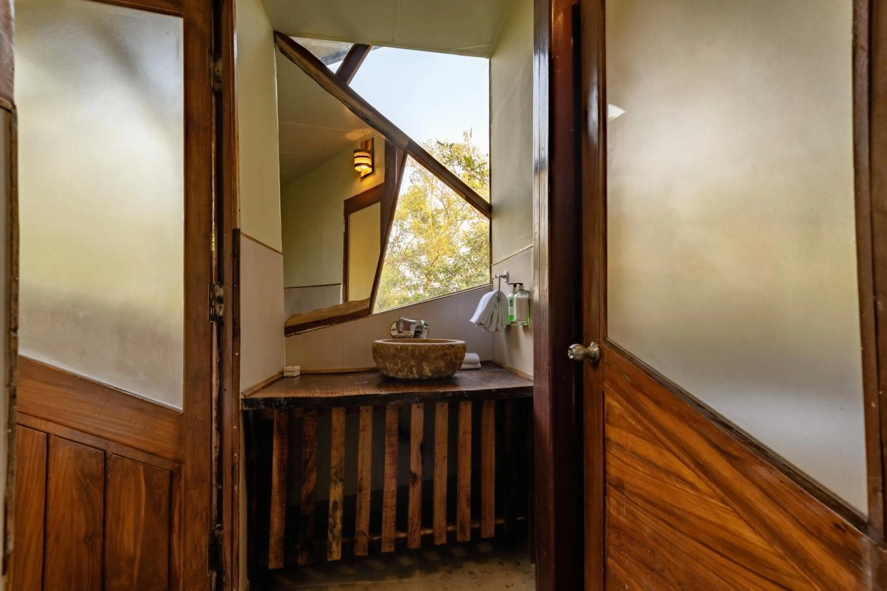 Bathroom in Kanha Jungle Camp