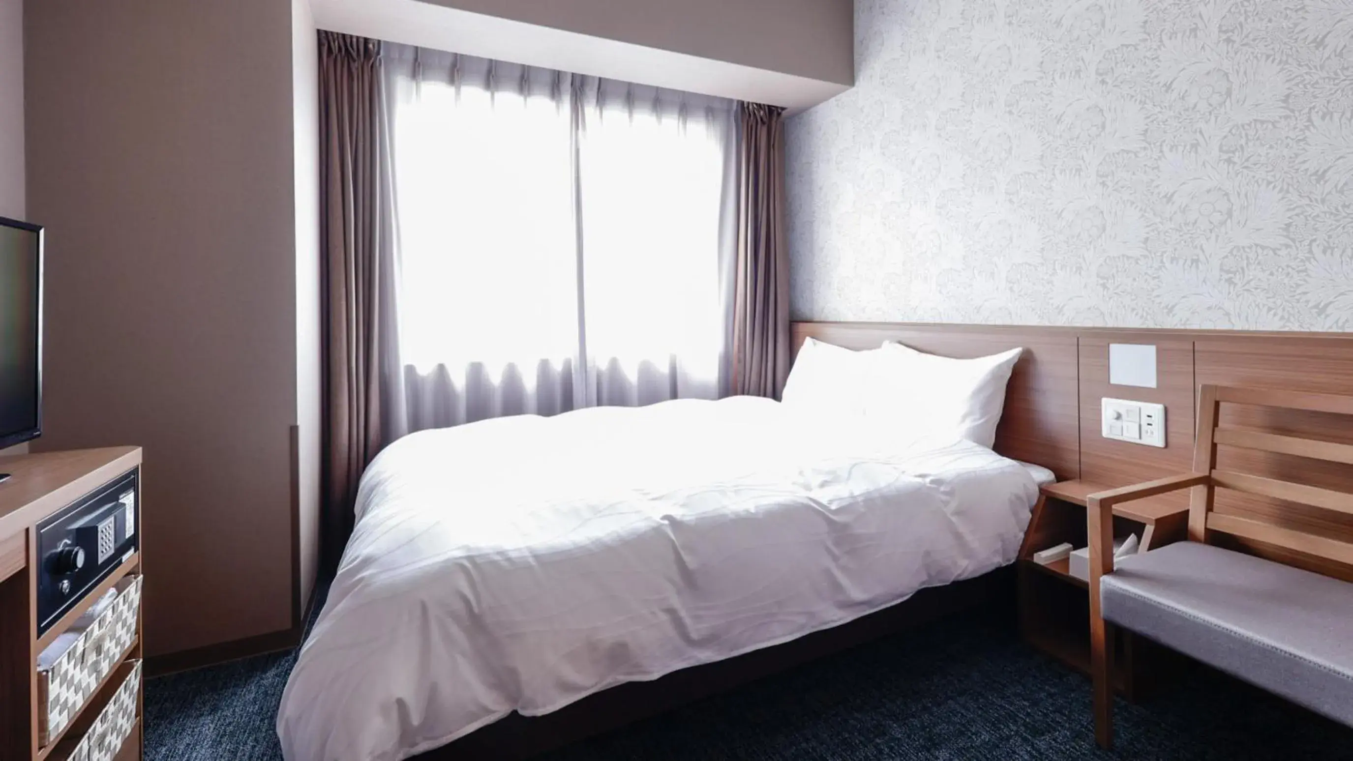 Bed in Dormy Inn Kobe Motomachi Natural Hot Springs Bed in Dormy Inn Kobe Motomachi Natural Hot Springs