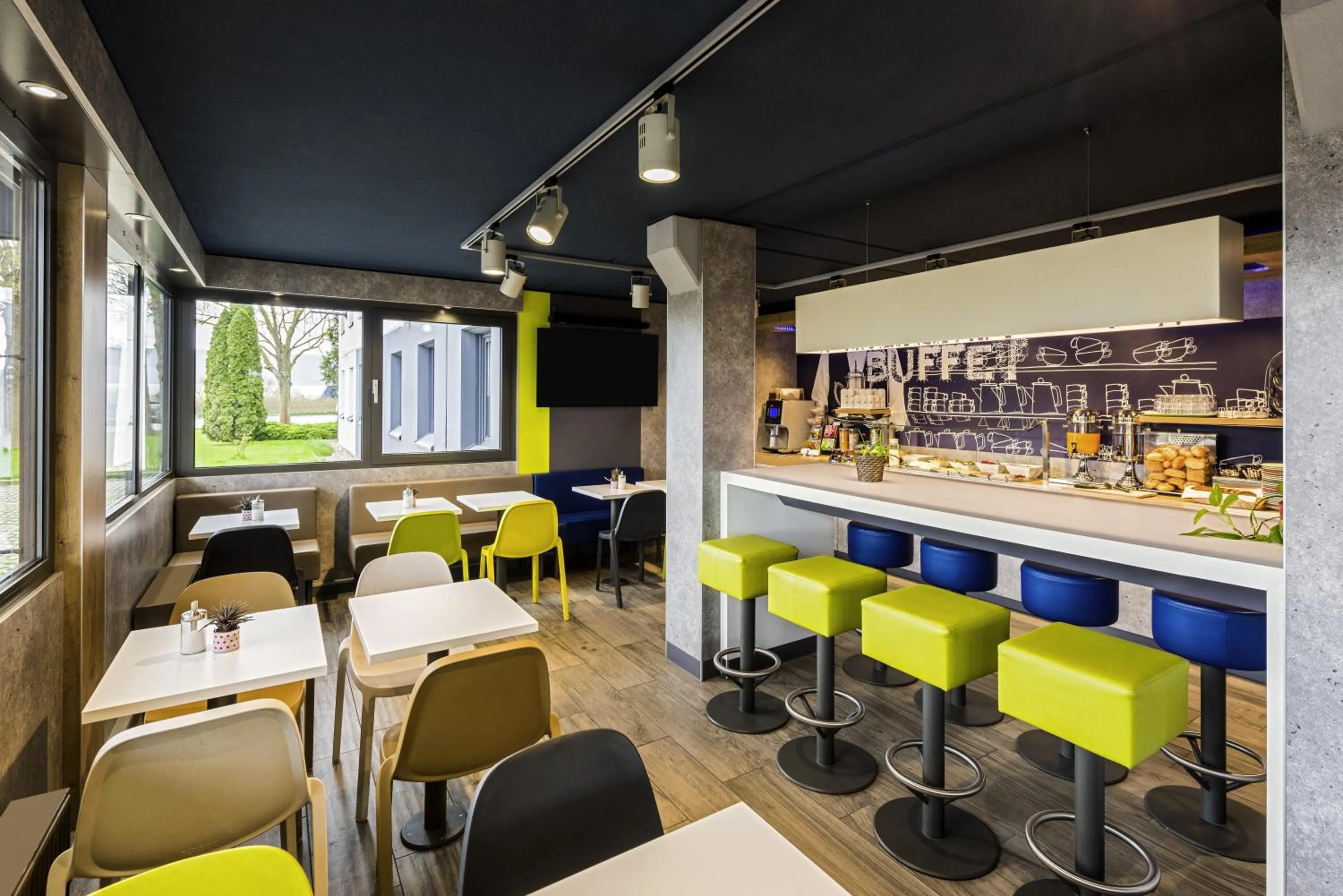 Lounge or bar in B&B HOTEL Regensburg-Ost