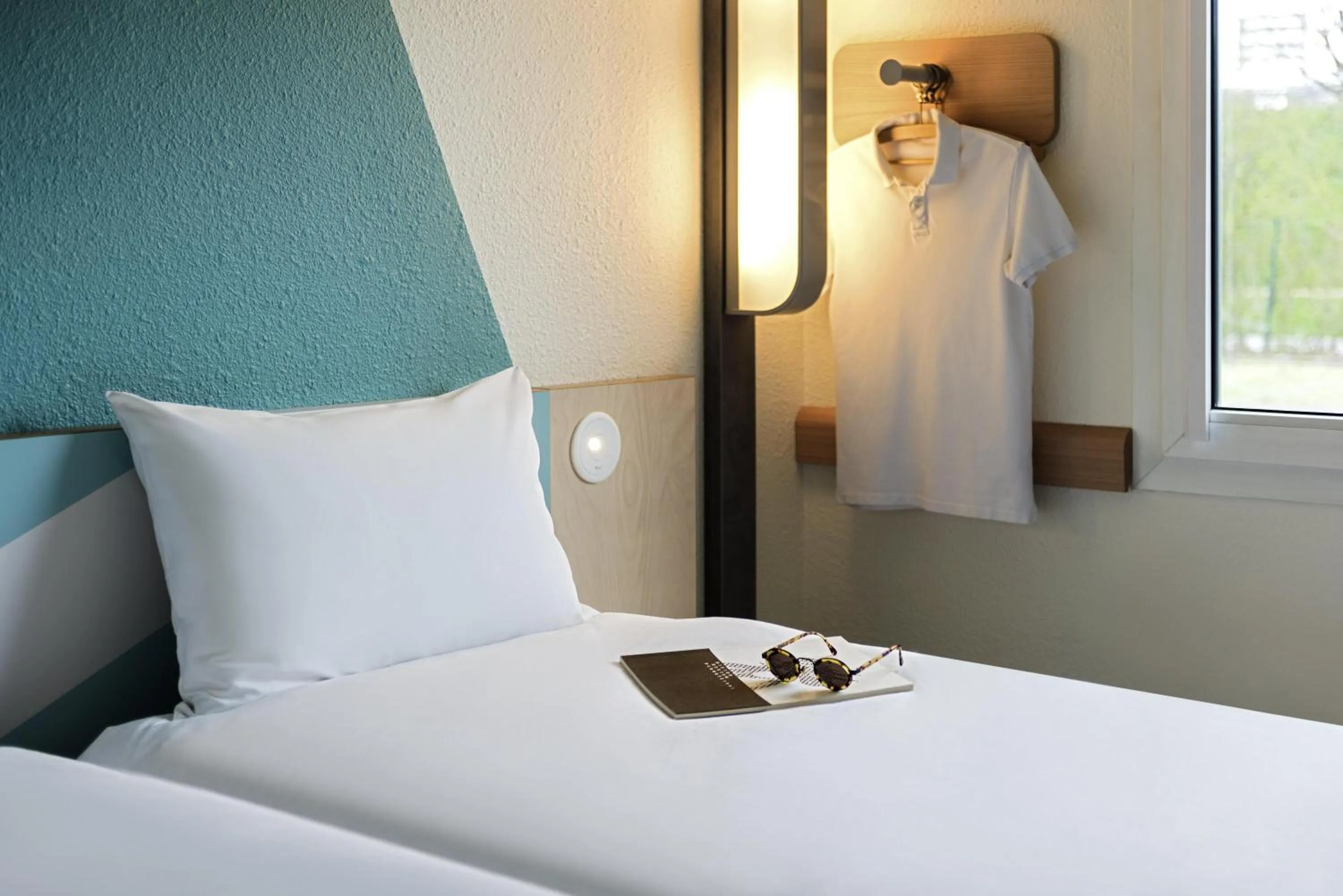 Bed in B&B HOTEL Regensburg-Ost