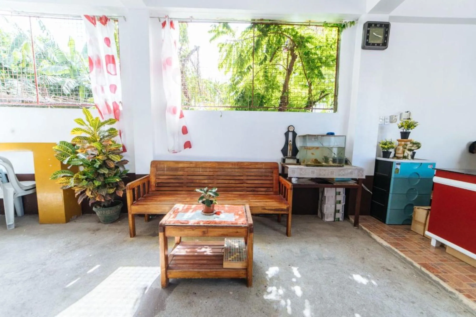 Seating area in RedDoorz at Pag Asa Rawis Legazpi