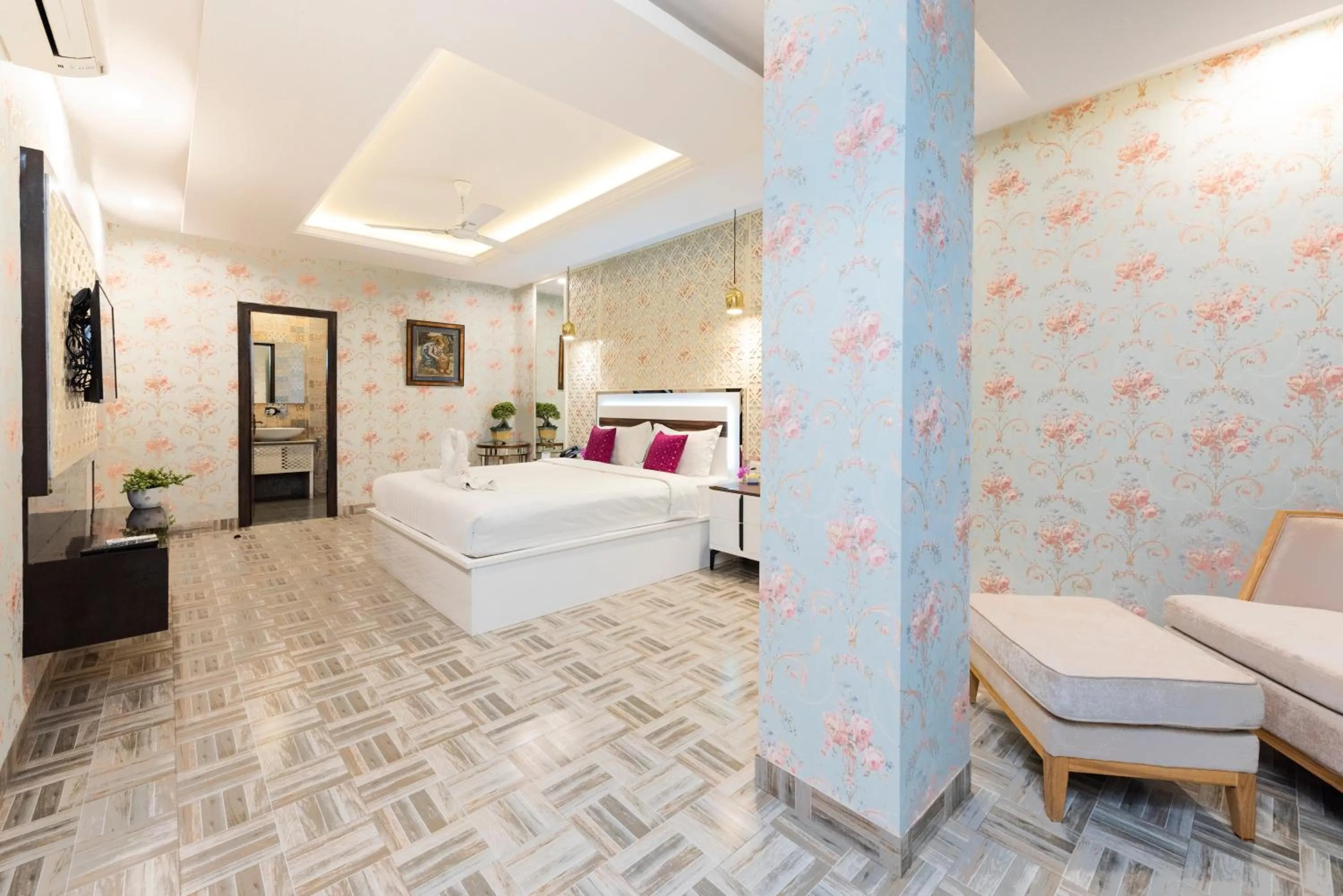 Staff, Bed in Hotel CASA Aishbagh