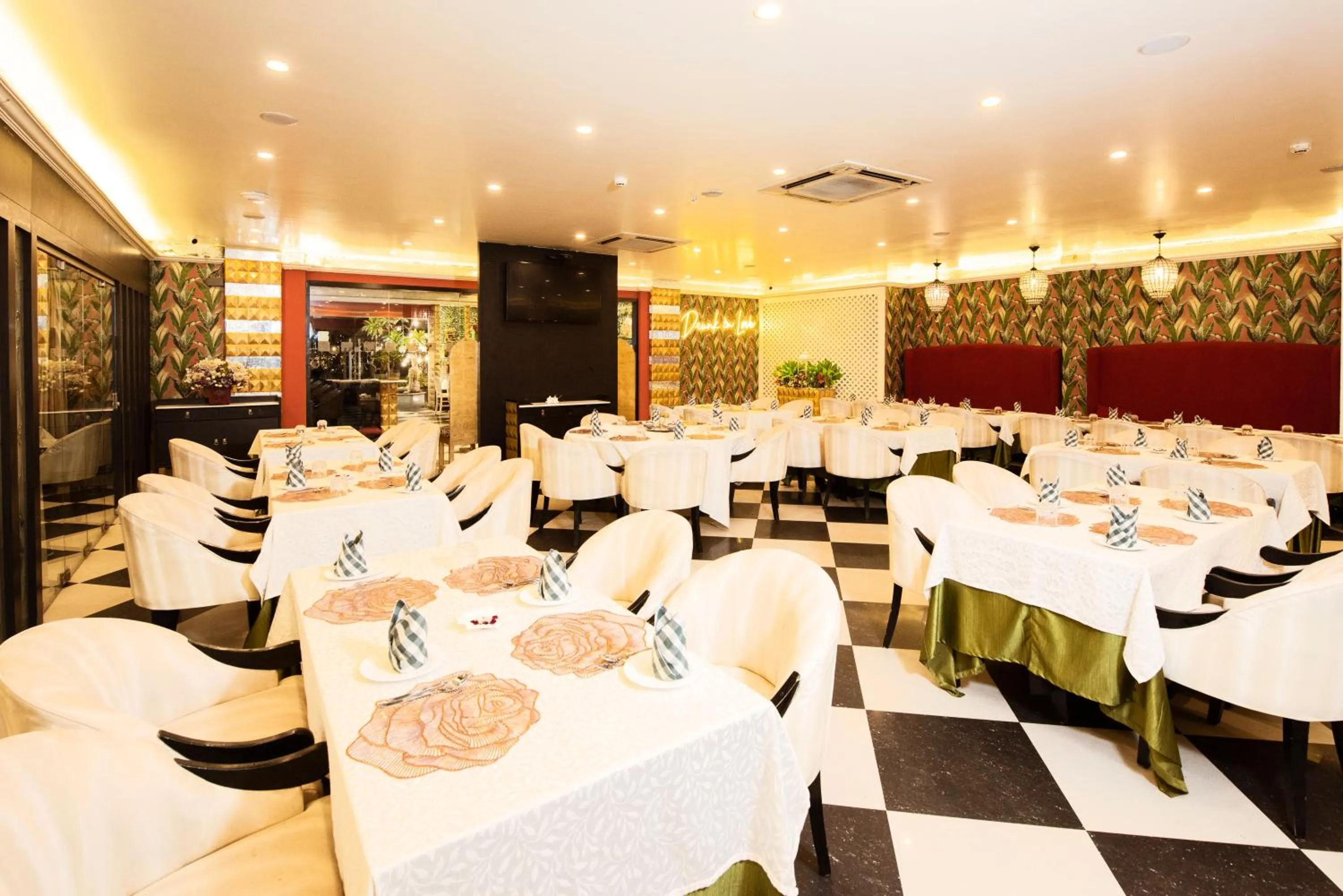 Restaurant/places to eat in Hotel CASA Aishbagh