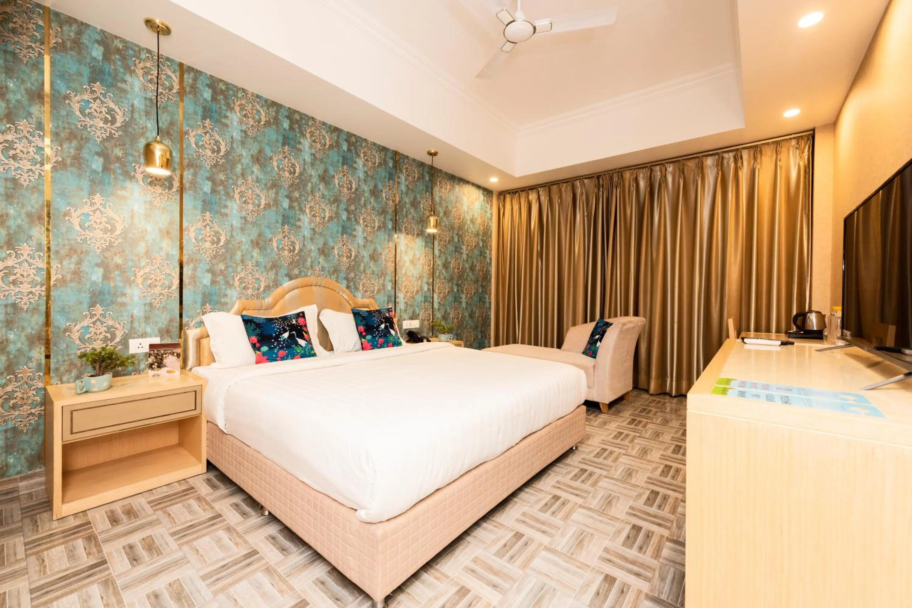 Staff, Bed in Hotel CASA Aishbagh