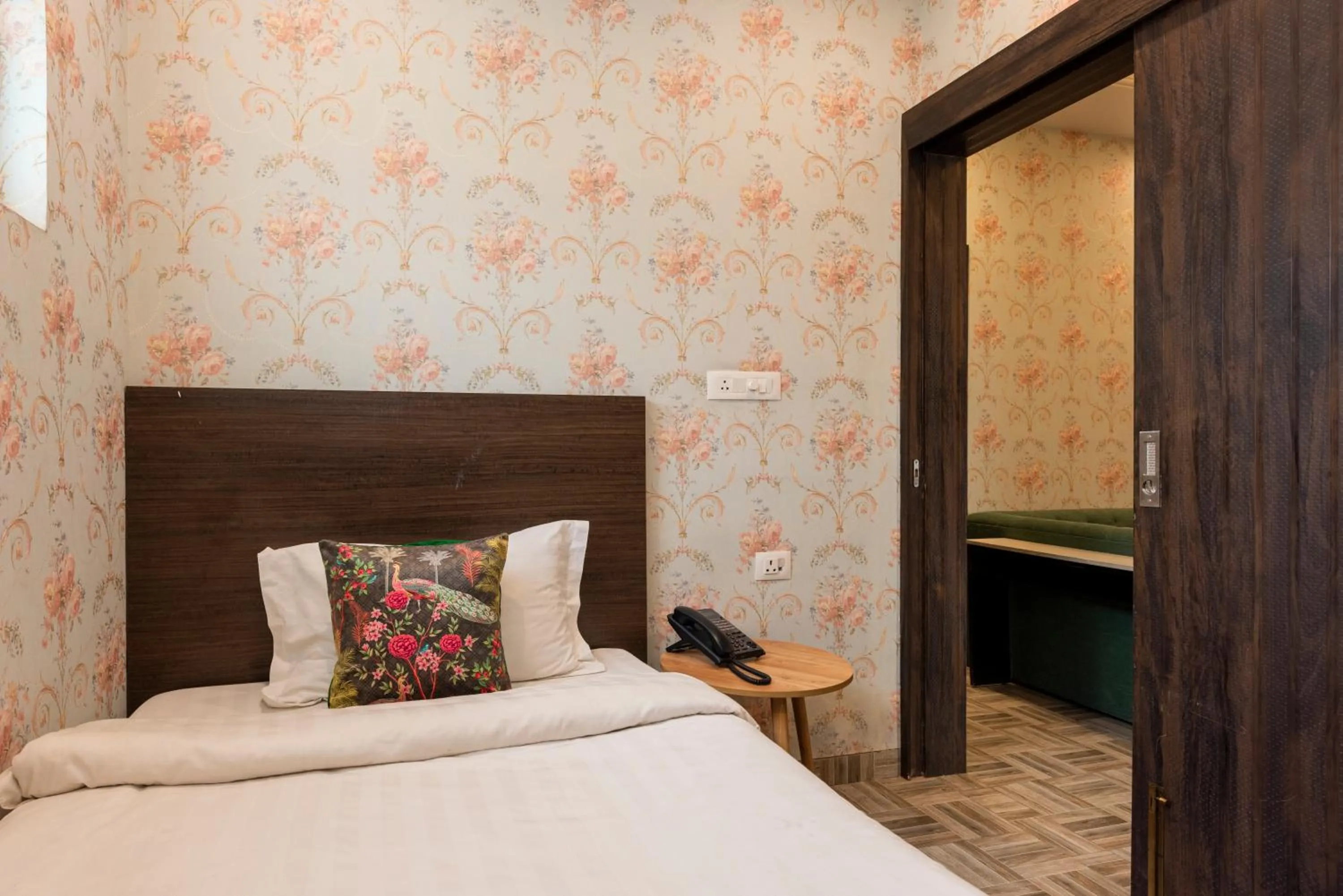 Staff, Bed in Hotel CASA Aishbagh