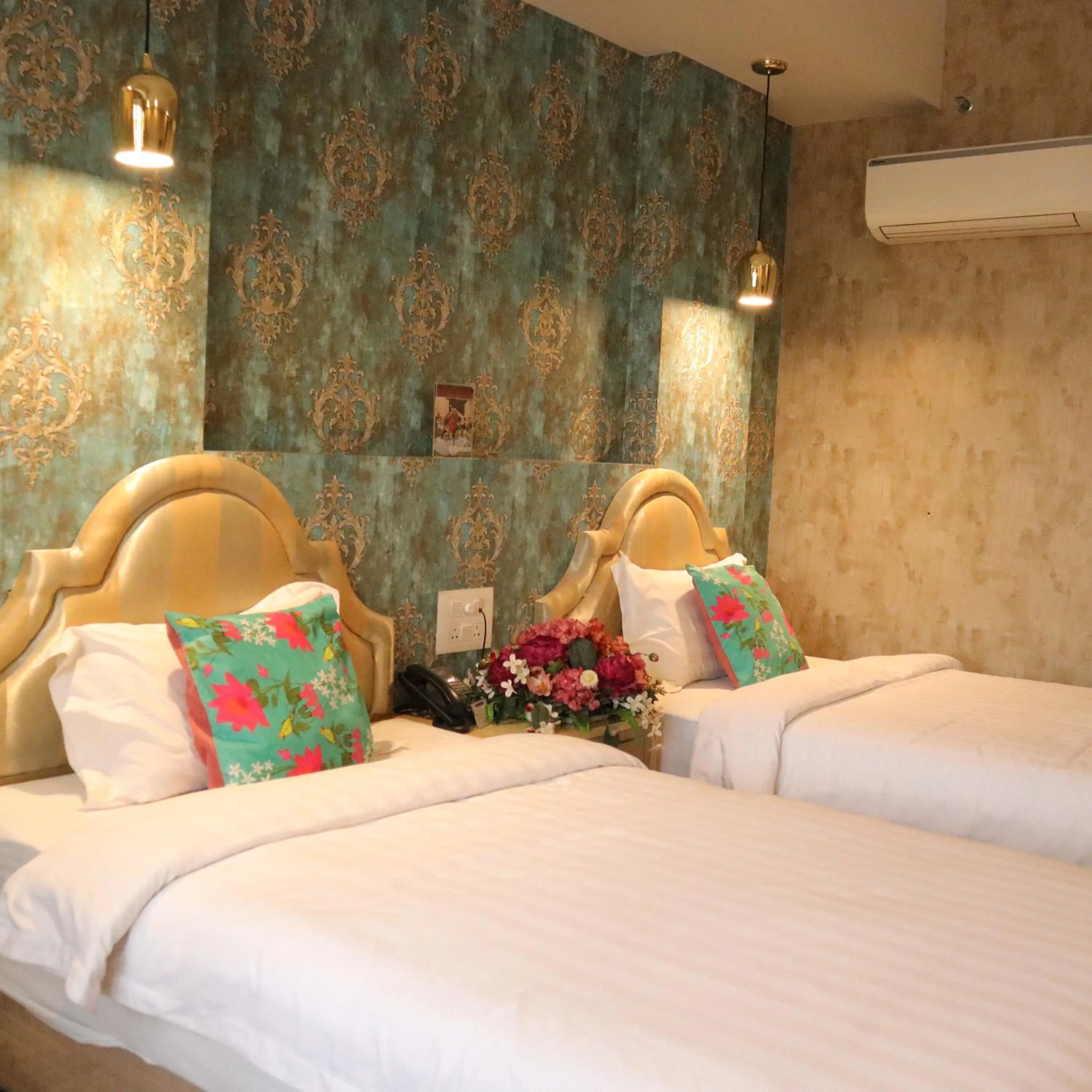 Bed in Hotel CASA Aishbagh